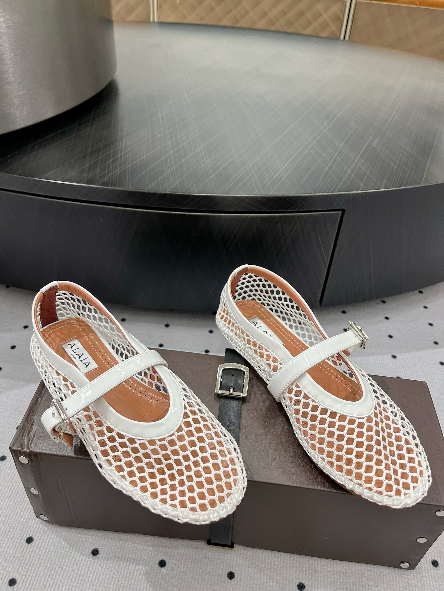 “Alaia Ballet Shoes: Stylish, Comfortable, and High-Quality with Sheepskin Lining” - 图片 9