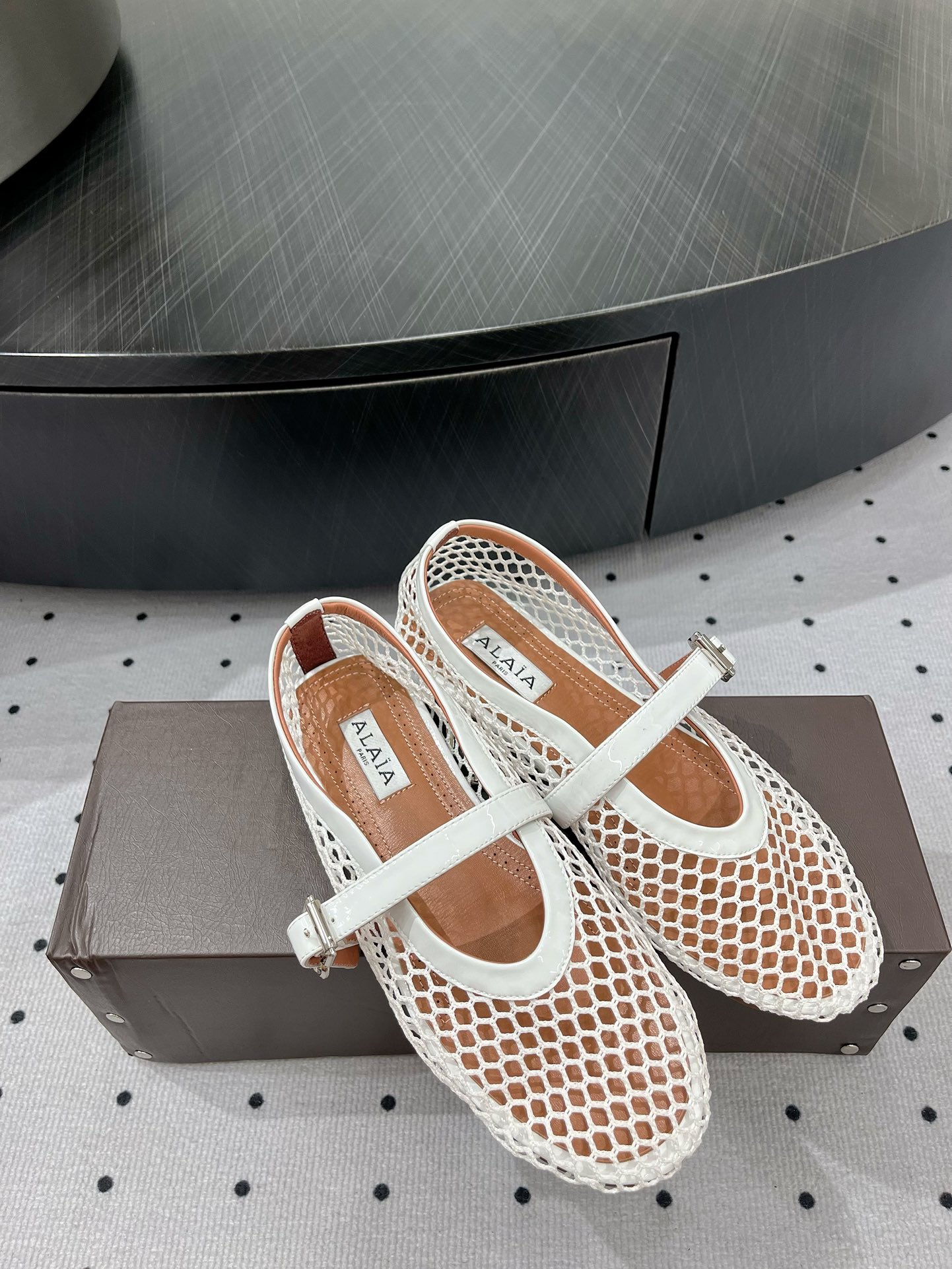 “Alaia Ballet Shoes: Stylish, Comfortable, and High-Quality with Sheepskin Lining” - 图片 2
