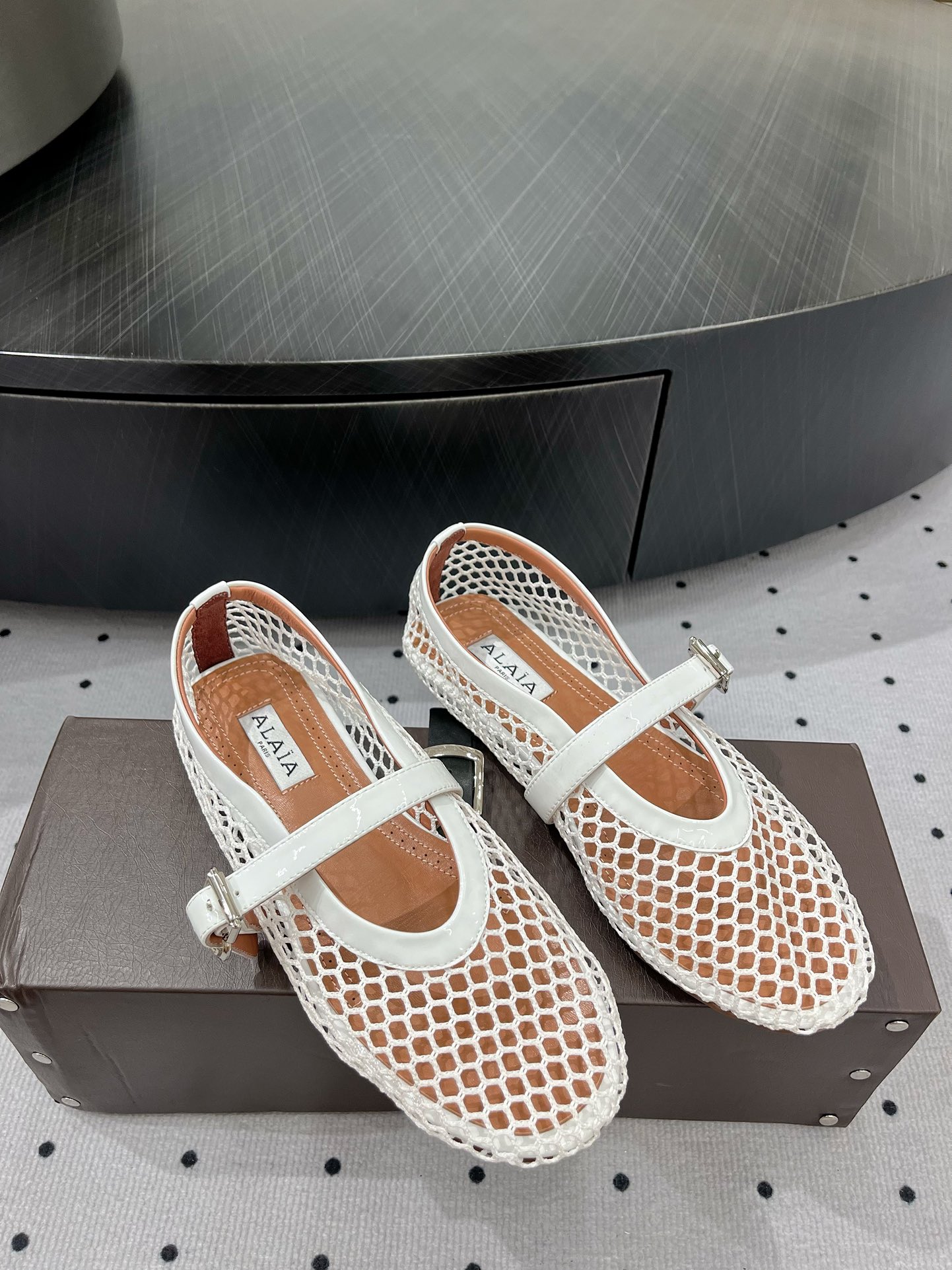 “Alaia Ballet Shoes: Stylish, Comfortable, and High-Quality with Sheepskin Lining” - 图片 4