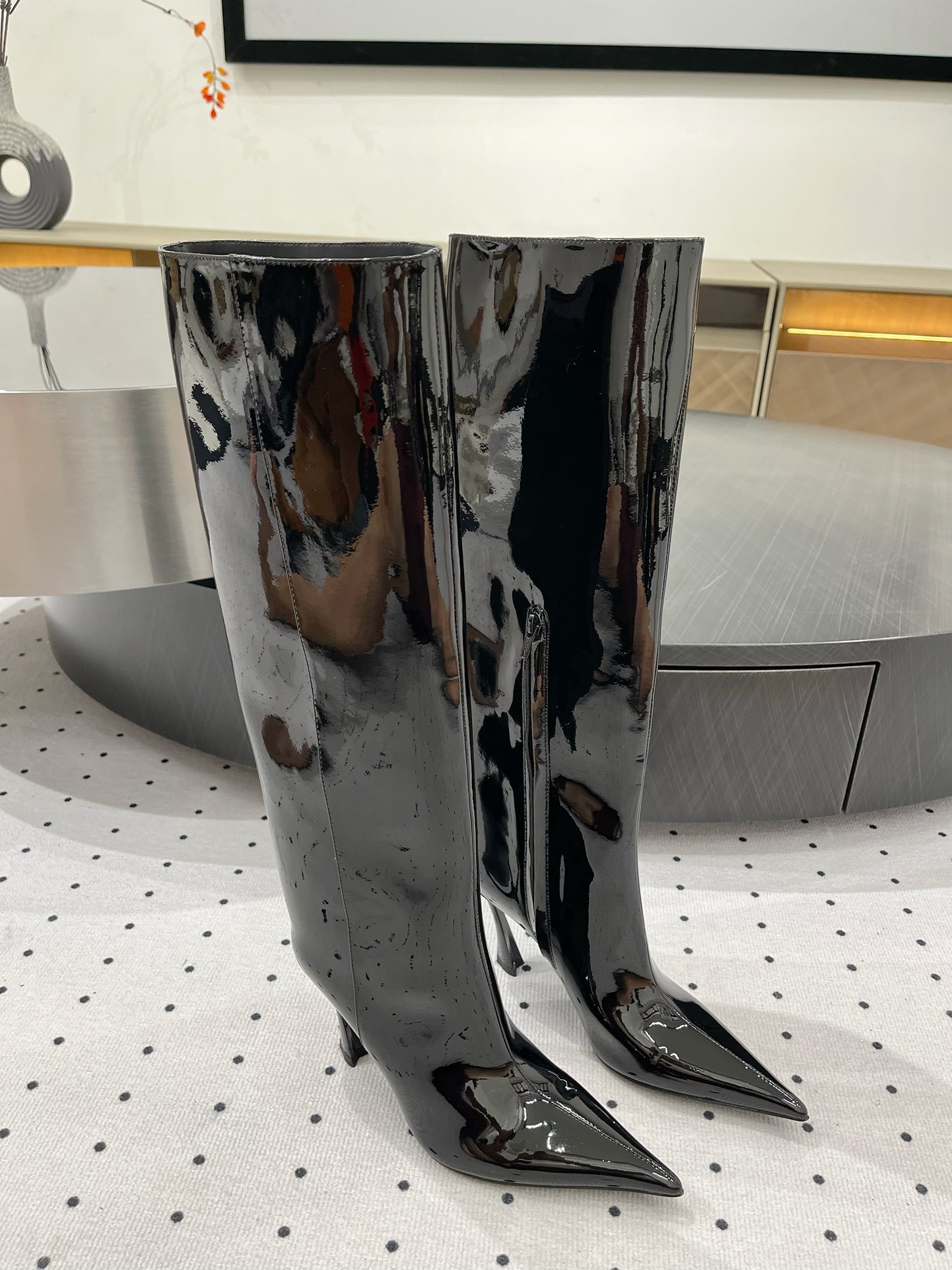 NO:438790,Personalized advanced design Fabric Patent leather Inner Sheepskin Sole Cowhide Sole Elegant style Create a different feeling 10cm heel height Counter packaging Simple and elegant style!  show bdetails ———————————— size. ｜35-39 (40 41 42 customization), boots, boots, cowhide, sheepskin19860909个性超前设计 面料 漆皮 内里 羊皮 鞋底 牛皮底 优雅风格 创造不一样的感觉 跟高10cm 专柜包装  简约气质款式！ show bdetails ———————————— size. ｜35-39（40 41 42 定制）,靴子,boots,cowhide,sheepskin,Women's Shoes