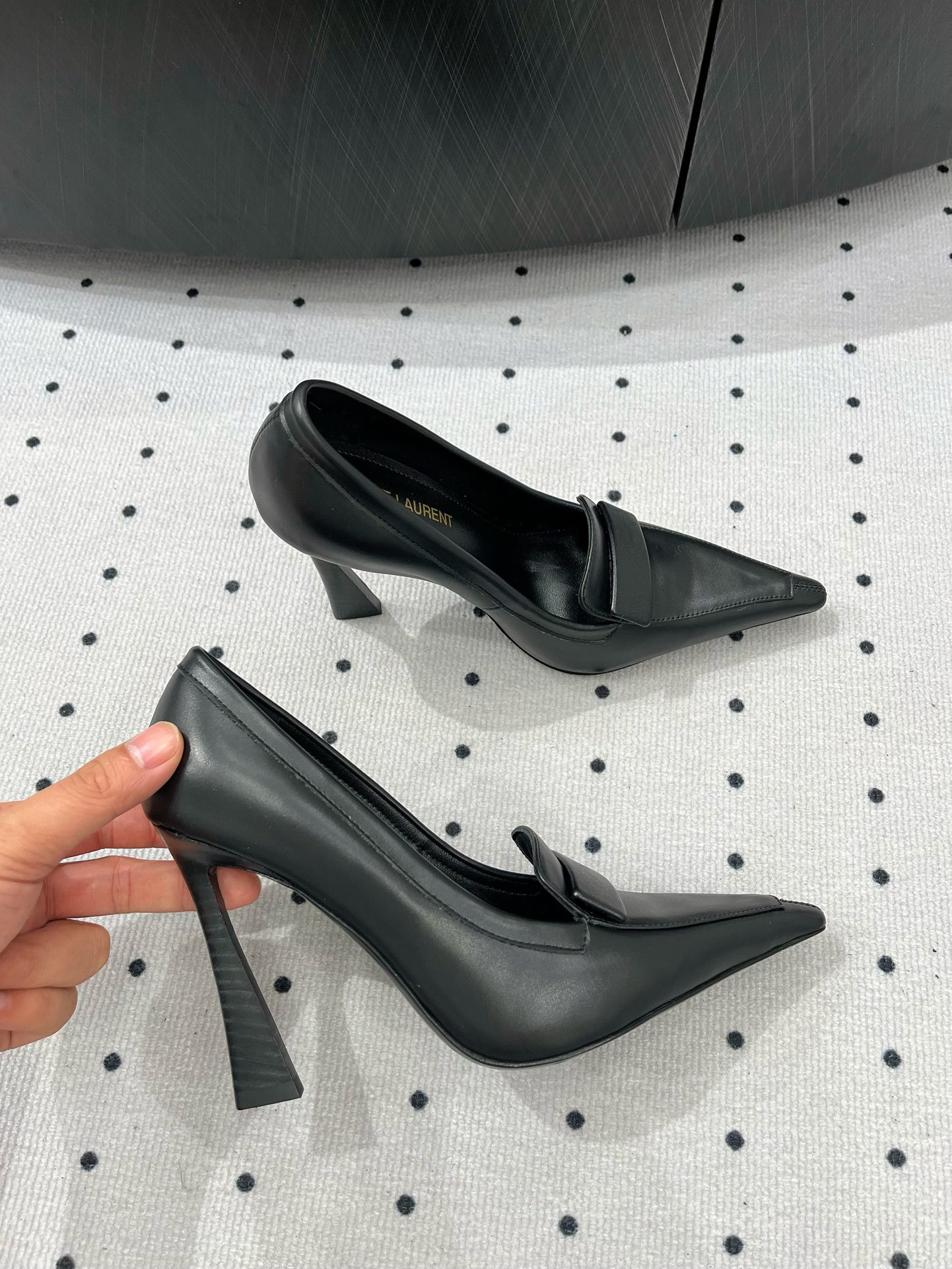 Saint Laurent 𝑺𝒂𝒊𝒏 𝑳𝒂𝒖𝒓𝒆𝒏 𝟐5𝑭𝑾 早春新品