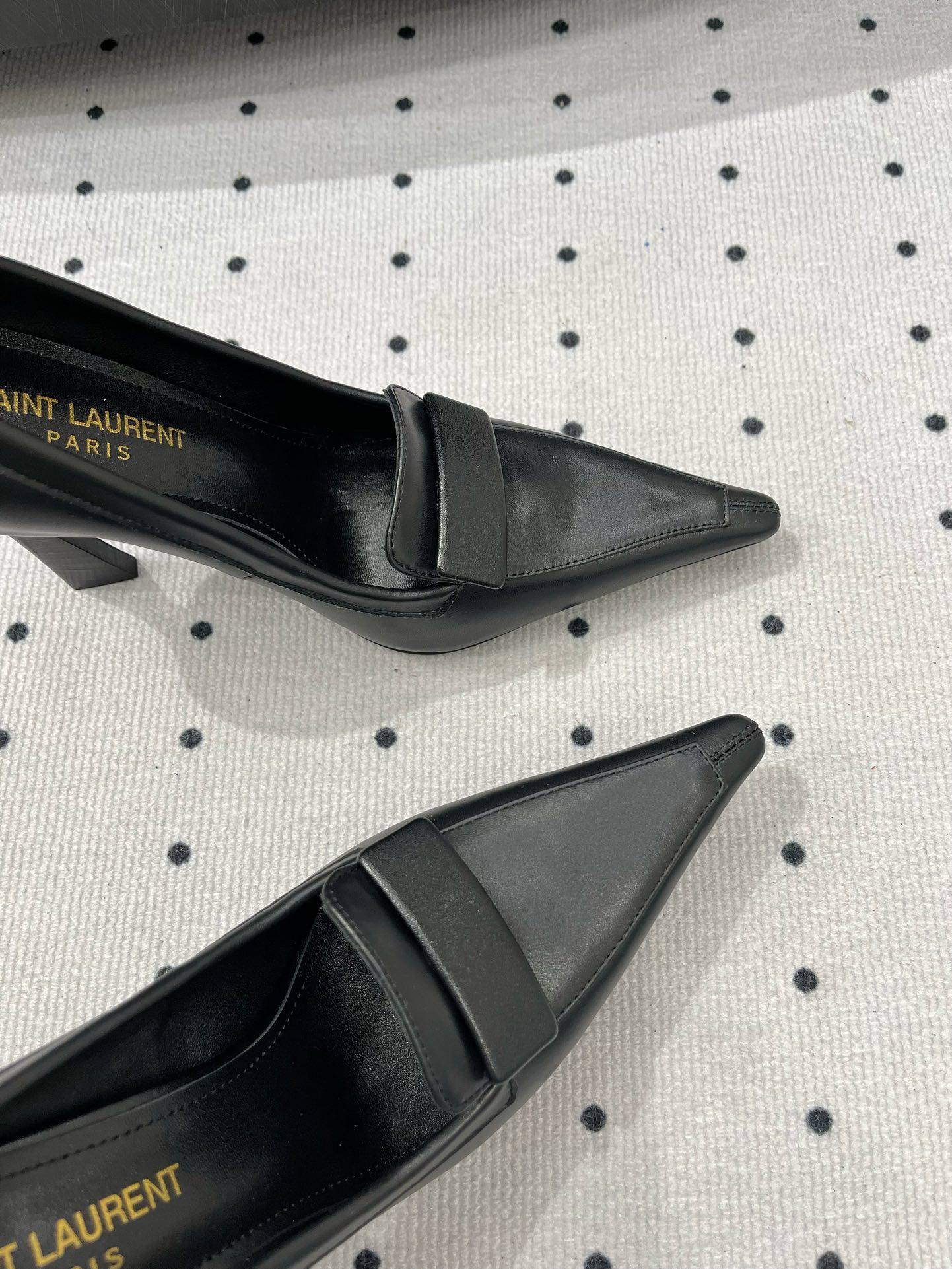 Saint Laurent 𝑺𝒂𝒊𝒏 𝑳𝒂𝒖𝒓𝒆𝒏 𝟐5𝑭𝑾 早春新品