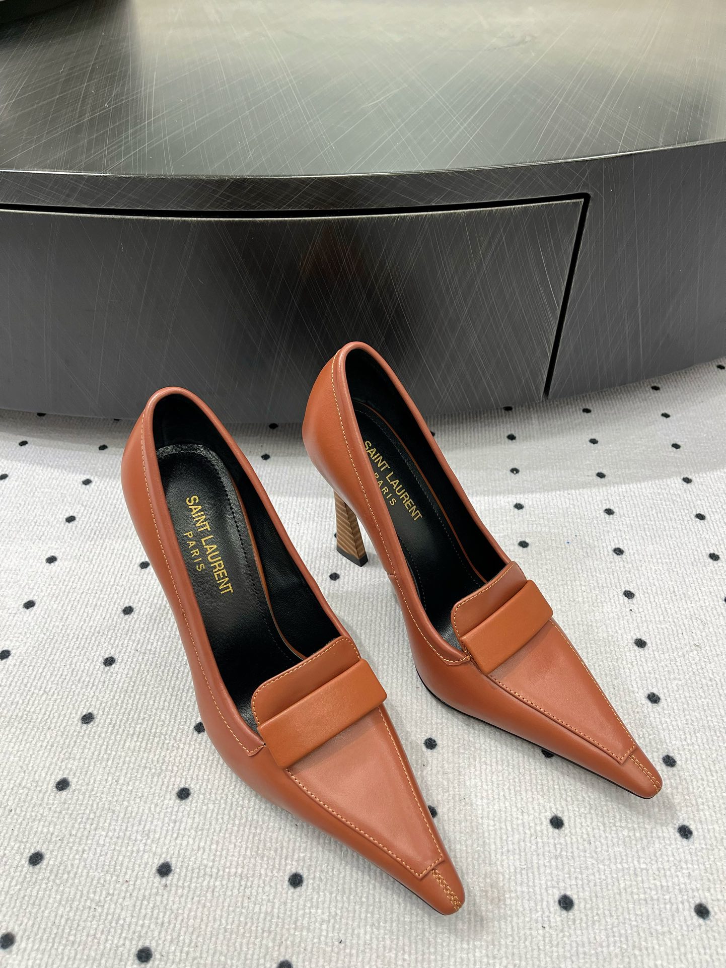 Saint Laurent 𝑺𝒂𝒊𝒏 𝑳𝒂𝒖𝒓𝒆𝒏 𝟐5𝑭𝑾 早春新品