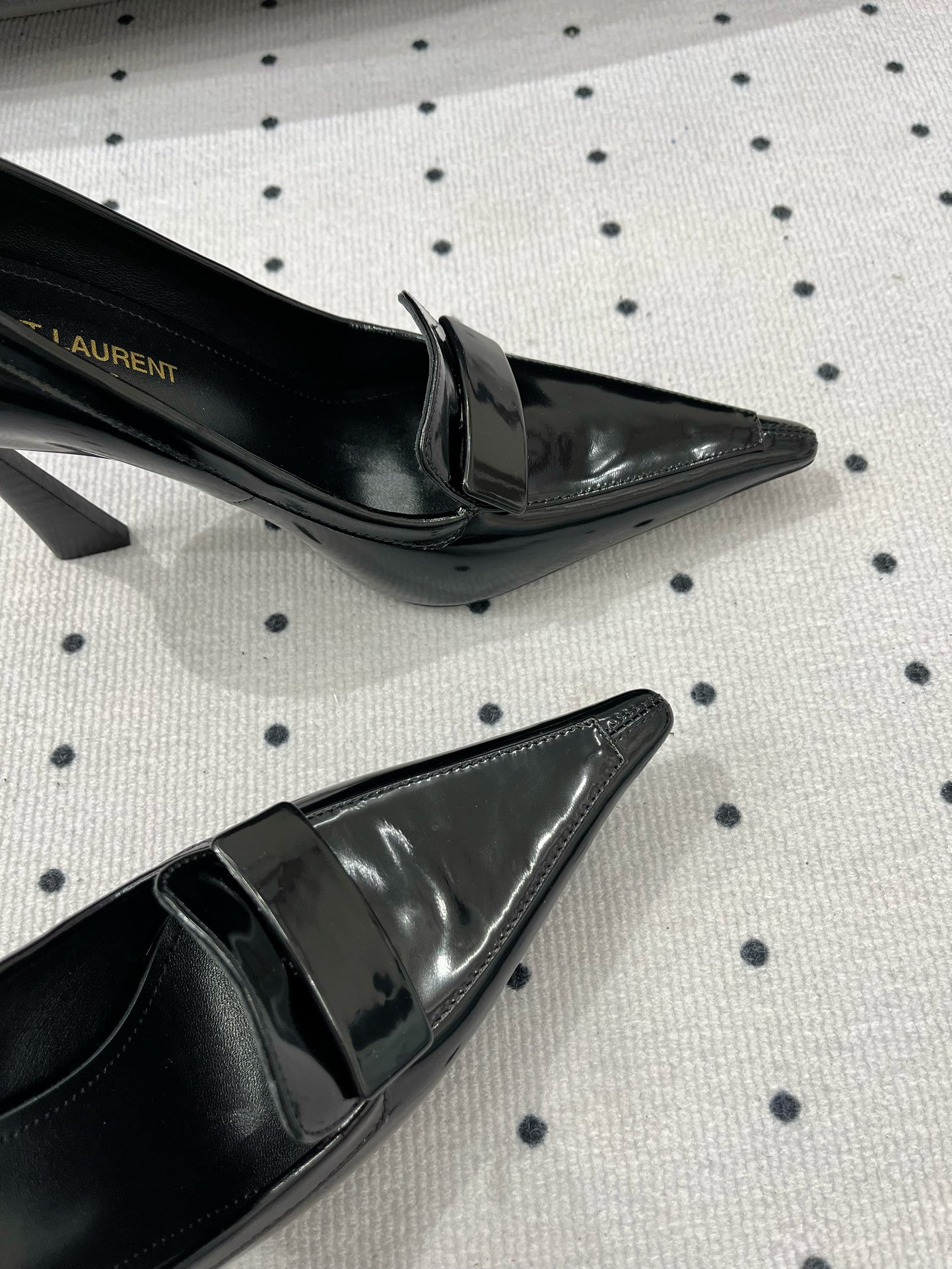 Saint Laurent 𝑺𝒂𝒊𝒏 𝑳𝒂𝒖𝒓𝒆𝒏 𝟐5𝑭𝑾 早春新品