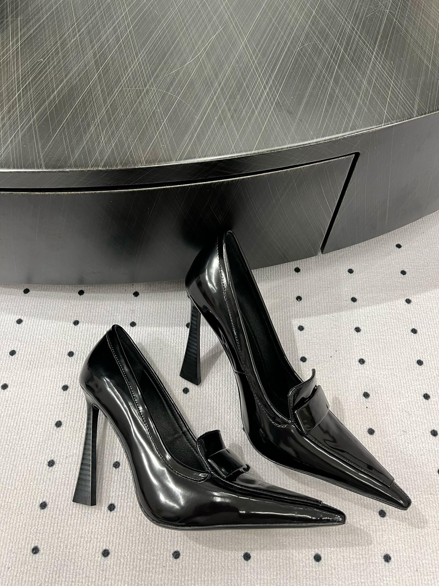 Saint Laurent 𝑺𝒂𝒊𝒏 𝑳𝒂𝒖𝒓𝒆𝒏 𝟐5𝑭𝑾 早春新品