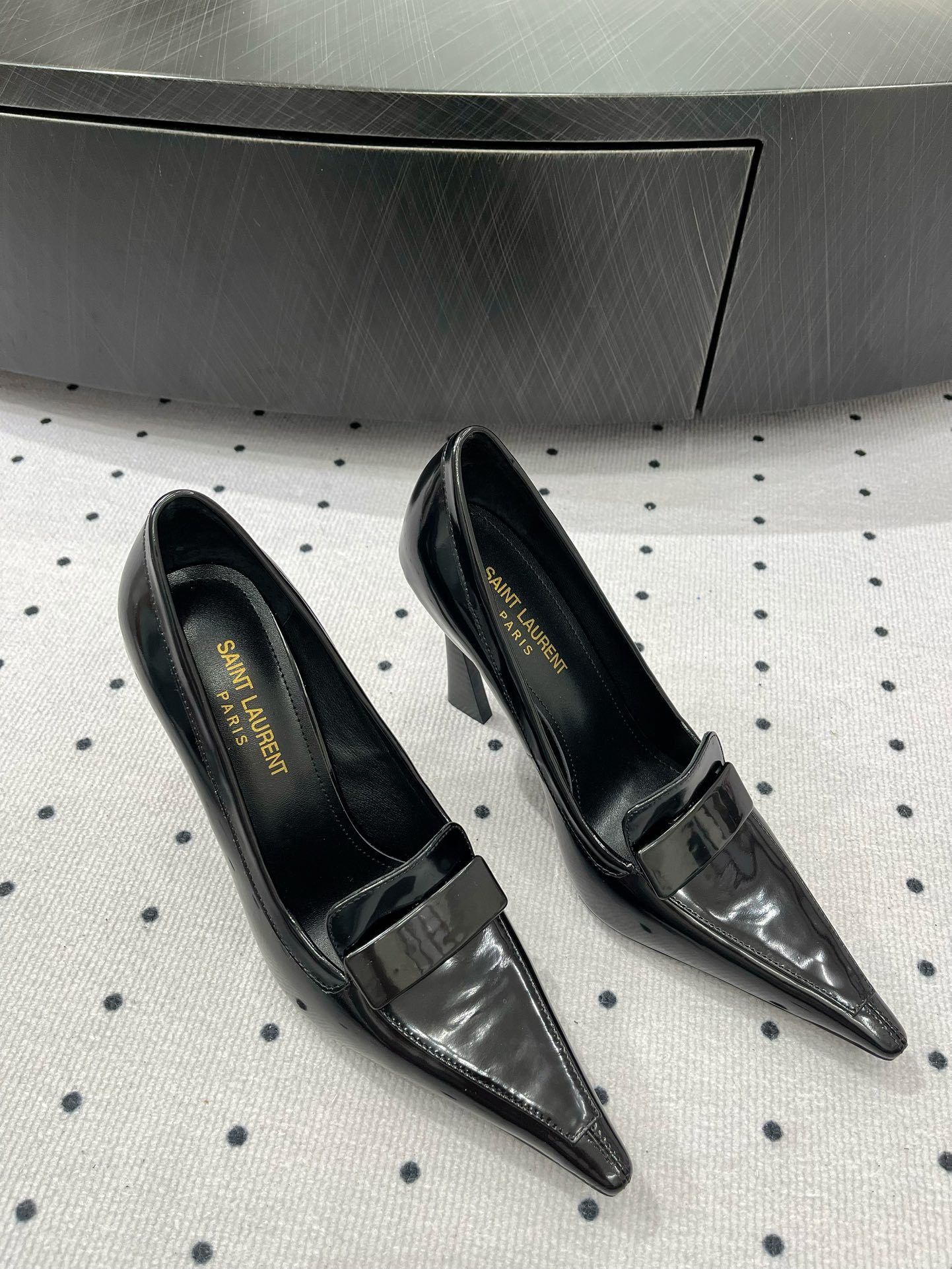 Saint Laurent 𝑺𝒂𝒊𝒏 𝑳𝒂𝒖𝒓𝒆𝒏 𝟐5𝑭𝑾 早春新品