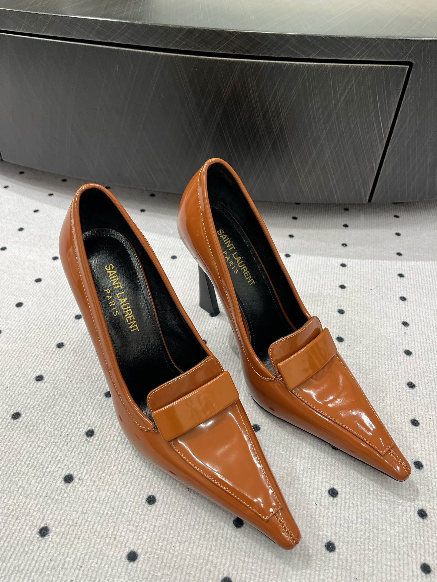 Saint Laurent 𝑺𝒂𝒊𝒏 𝑳𝒂𝒖𝒓𝒆𝒏 𝟐5𝑭𝑾 早春新品