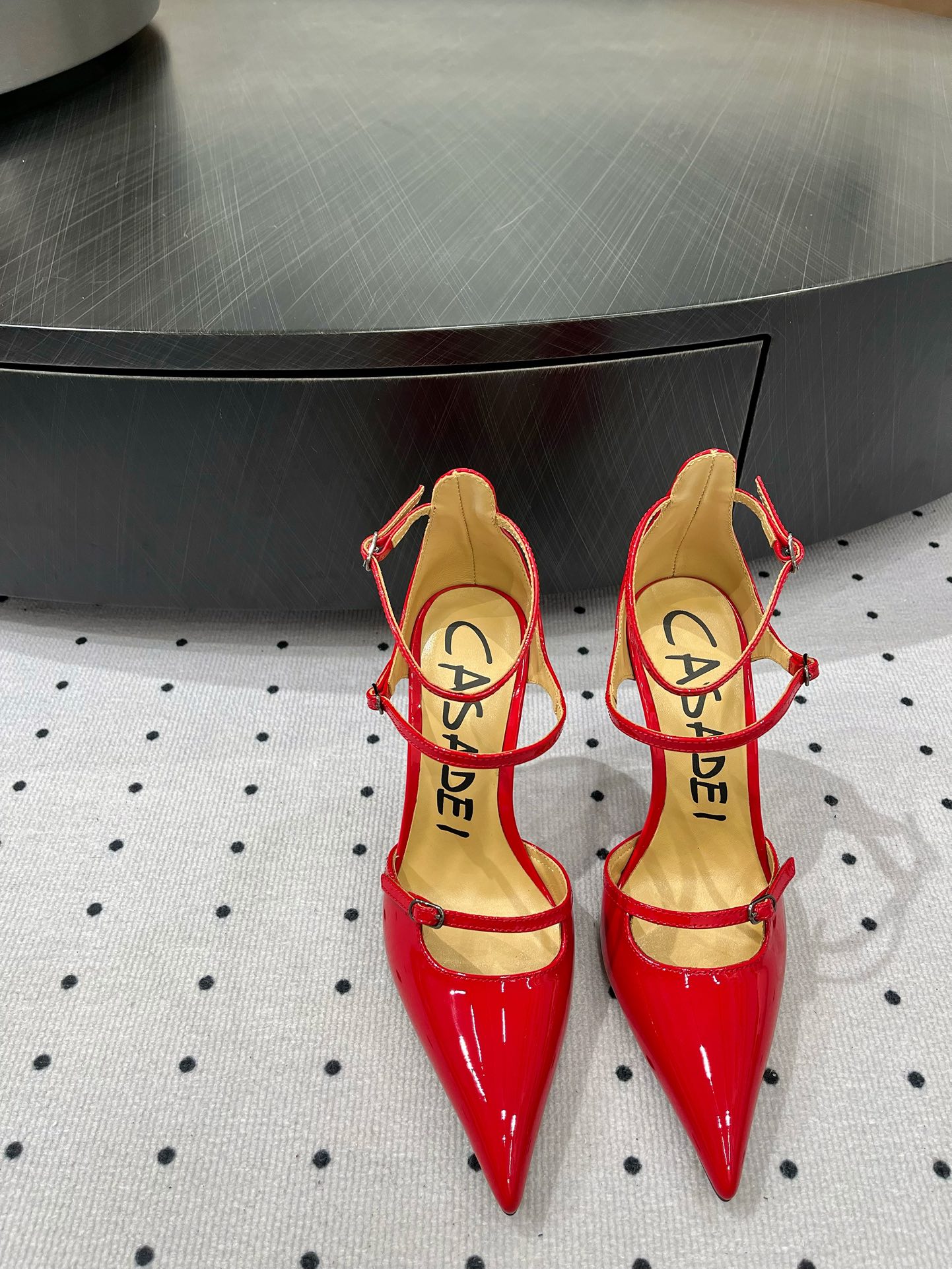 NO:234301,New products in early spring, fabric patent leather, inner sheepskin, sole cowhide, elegant style, create a different feeling, heel height 10 cm, counter packaging, simple and elegant style!  Top show bdetails in the market ———————————— ⊿size. ｜35-40 (40 customization), high heels, cowhide, sheepskin19860909早春新品 面料漆皮 内里羊皮 鞋底牛皮 优雅风格 创造不一样的感觉 跟高10 cm 专柜包装 简约气质款式！ 市场顶级 show bdetails ————————————  ⊿size. ｜35-40（40定制),高跟鞋,high heels,cowhide,sheepskin,Women's Shoes