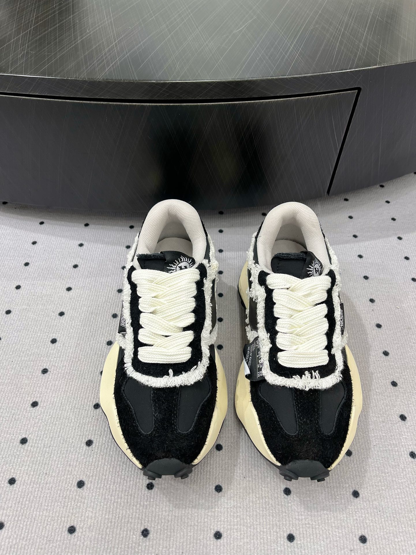 NO:234288,Men's style   20 early spring new product Fabric velvet   splicing Inner lining Sole molded sole Elegant style Create a different feeling Heel height 4.5 cm Counter packaging Simple and elegant style!  Top show bdetails in the market ———————————— ⊿size. ｜35-44 couples, casual shoes/sports shoes, sneakers19860909男款＋20   早春新品 面料牛反绒 ＋拼接 内里布 鞋底成型底 优雅风格 创造不一样的感觉 跟高 4.5 cm 专柜包装 简约气质款式！ 市场顶级 show bdetails ————————————  ⊿size. ｜35-44情侣款,休闲鞋/运动鞋,sneakers,Women's Shoes