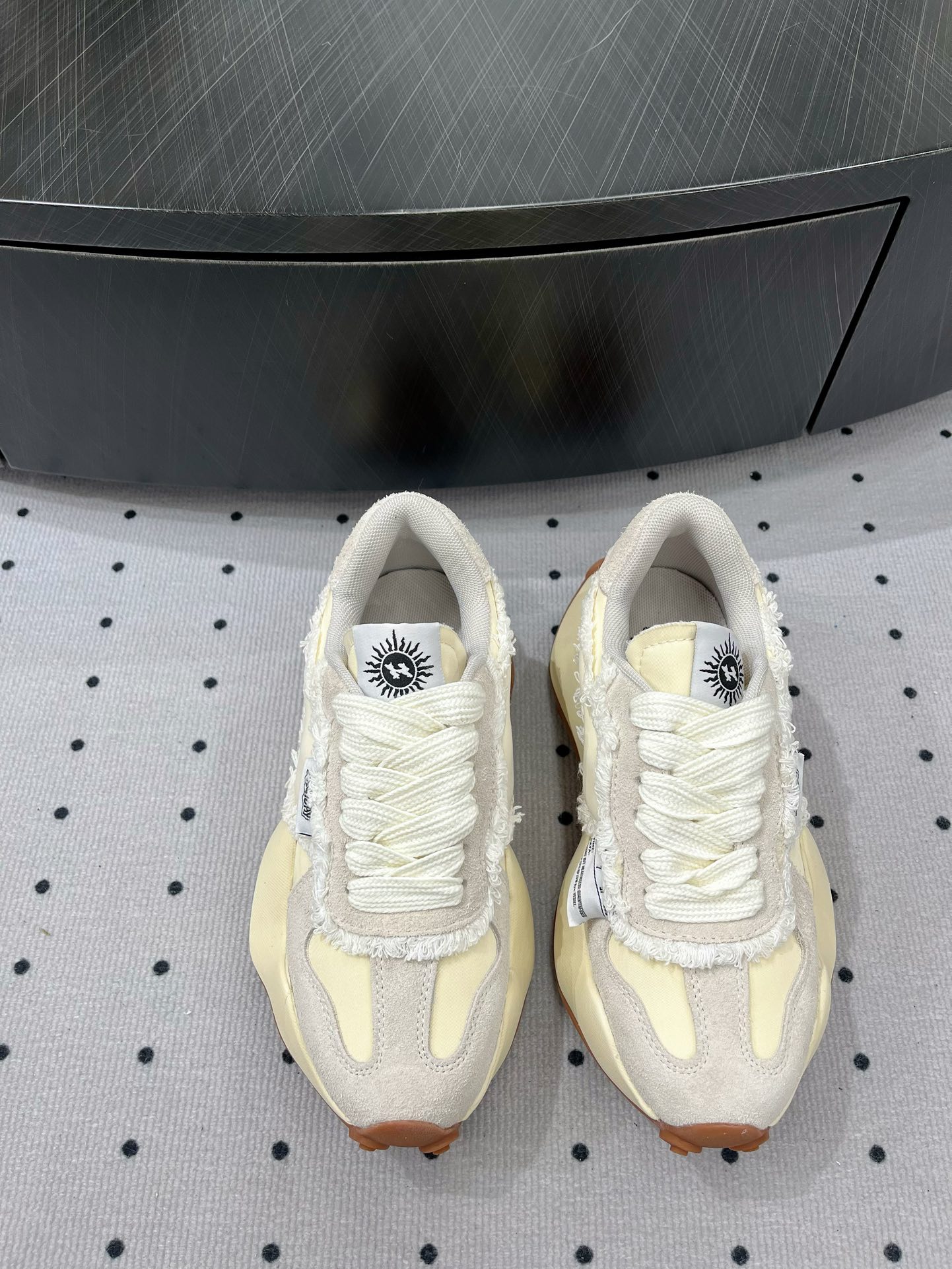 NO:234291,Men's style   20 early spring new product Fabric velvet   splicing Inner lining Sole molded sole Elegant style Create a different feeling Heel height 4.5 cm Counter packaging Simple and elegant style!  Top show bdetails in the market ————————————— ⊿size. ｜35-44 couples, casual shoes/sneakers, sneakers19860909男款＋20   早春新品 面料牛反绒 ＋拼接 内里布 鞋底成型底 优雅风格 创造不一样的感觉 跟高 4.5 cm 专柜包装 简约气质款式！ 市场顶级 show bdetails ————————————  ⊿size. ｜35-44 情侣款,休闲鞋/运动鞋,sneakers,Women's Shoes