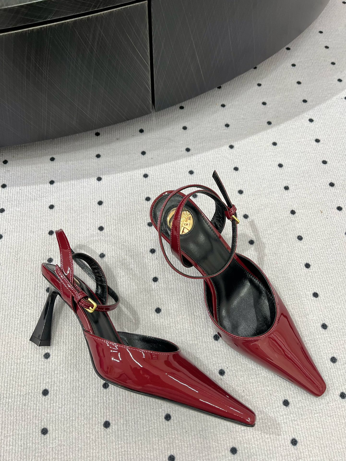 Saint Laurent 一口价 𝑺𝒂𝒊𝒏 𝑳𝒂𝒖𝒓𝒆𝒏 𝟐5𝑭𝑾 早春新品