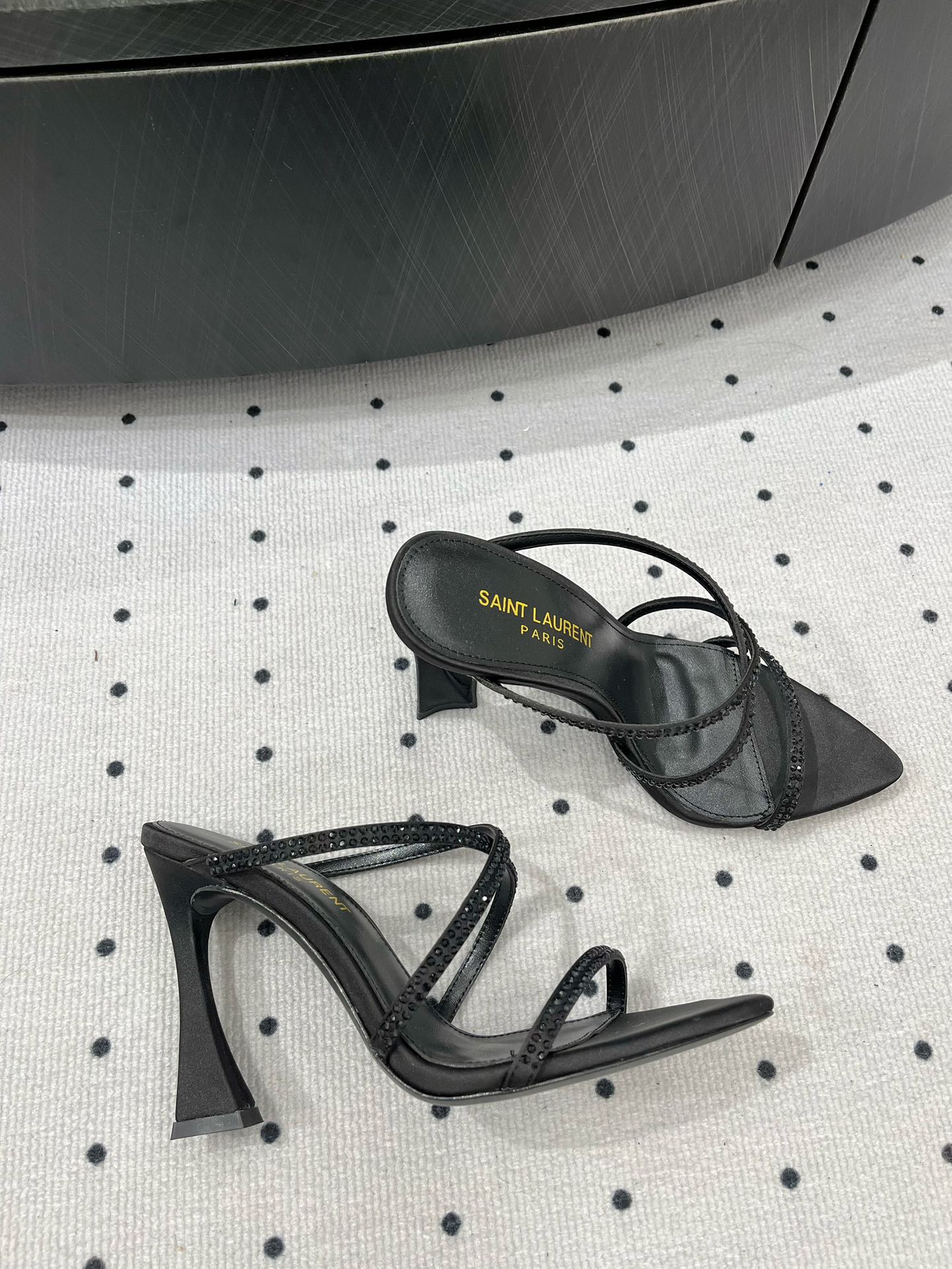 Saint Laurent 𝑺𝒂𝒊𝒏 𝑳𝒂𝒖𝒓𝒆𝒏 𝟐5𝑭𝑾 早春新品