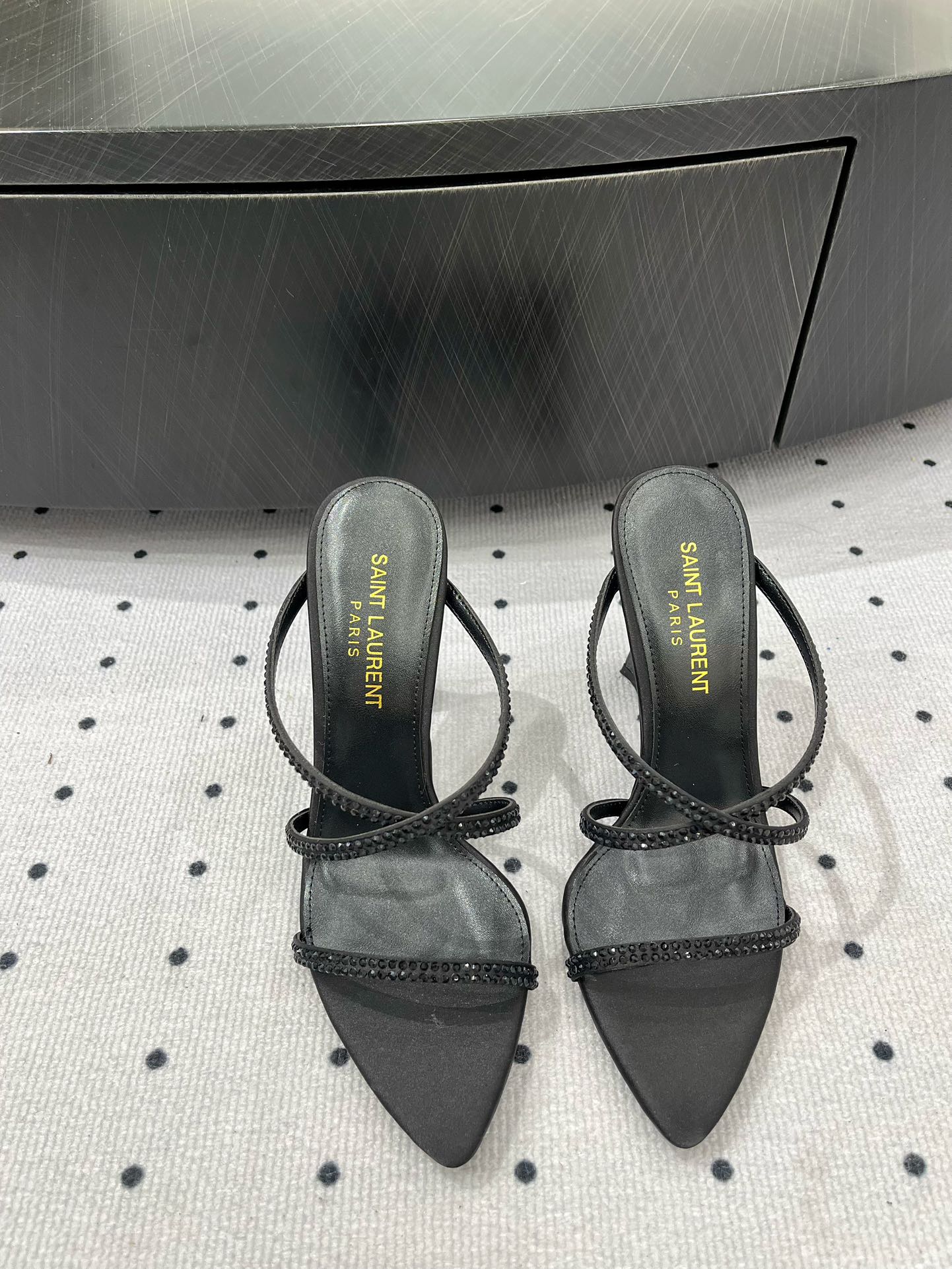 NO:129566,5 New products in early spring, fabric, silk, inner, sheepskin, sole, cowhide, elegant style, create a different feeling, heel height 9.5 cm, counter packaging, simple and elegant style!  show bdetails ———————————— size. ｜35-39 (40 customization), sandals, sandals, cowhide, sheepskin, real silk198609095 早春新品 面料 真丝  内里 羊皮 鞋底 牛皮 优雅风格 创造不一样的感觉 跟高 9.5 cm 专柜包装 简约气质款式！ show bdetails ———————————— size. ｜35-39（40 定制),凉鞋,sandals,cowhide,sheepskin,real silk,Women's Shoes