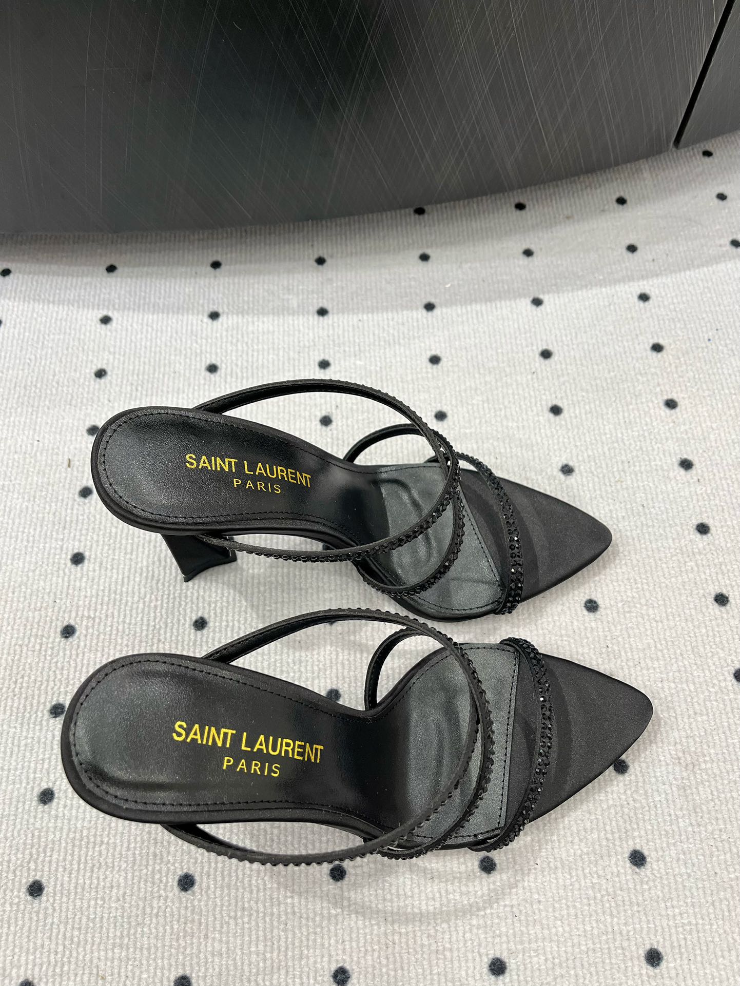 Saint Laurent 𝑺𝒂𝒊𝒏 𝑳𝒂𝒖𝒓𝒆𝒏 𝟐5𝑭𝑾 早春新品