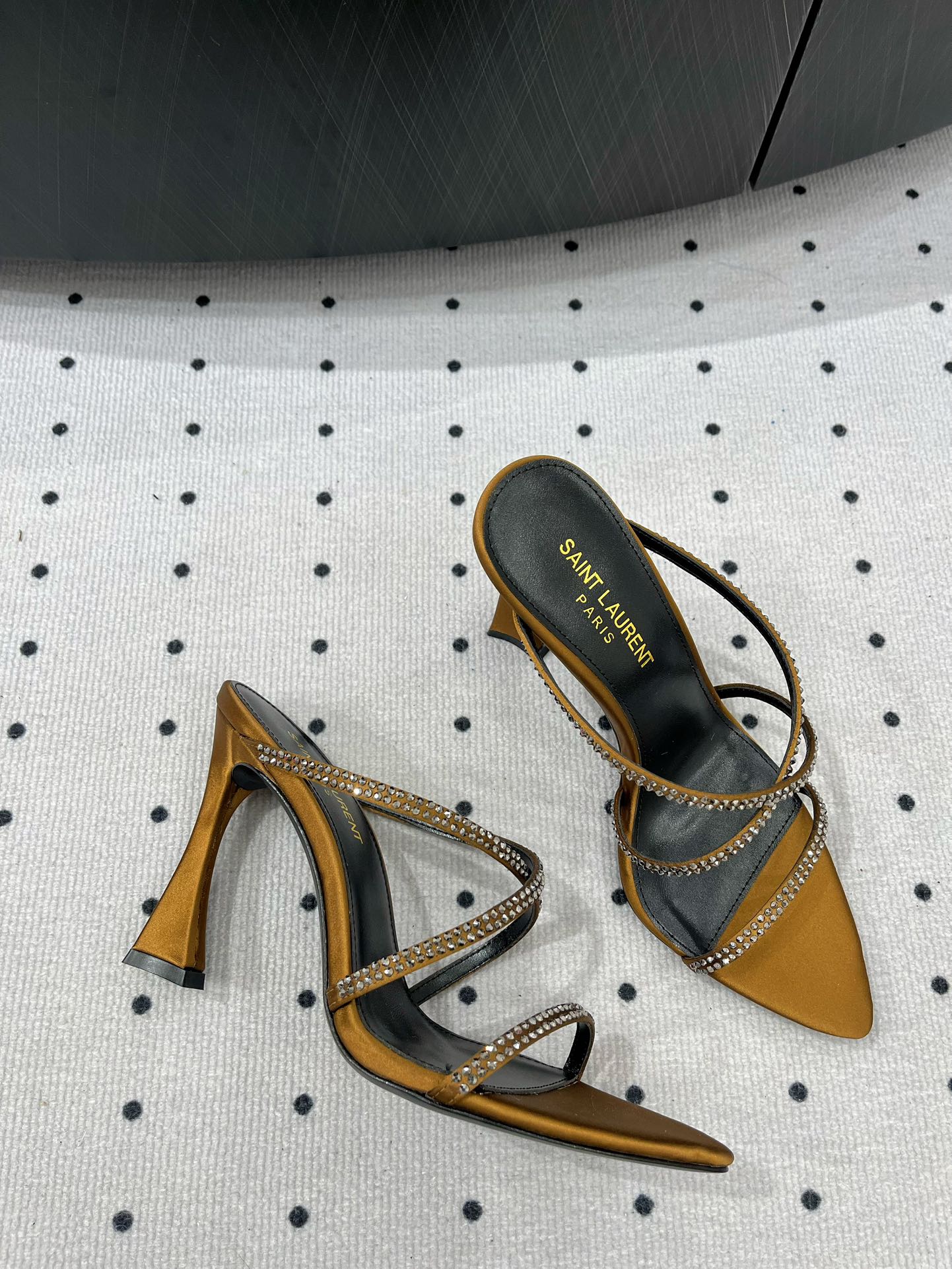 Saint Laurent 𝑺𝒂𝒊𝒏 𝑳𝒂𝒖𝒓𝒆𝒏 𝟐5𝑭𝑾 早春新品