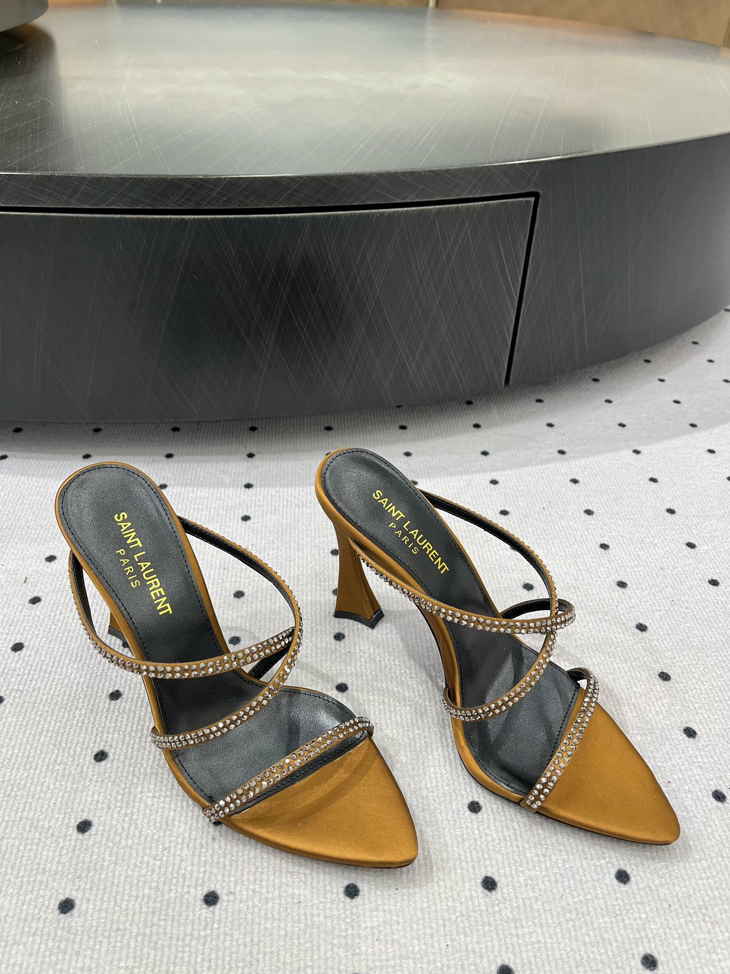 Saint Laurent 𝑺𝒂𝒊𝒏 𝑳𝒂𝒖𝒓𝒆𝒏 𝟐5𝑭𝑾 早春新品
