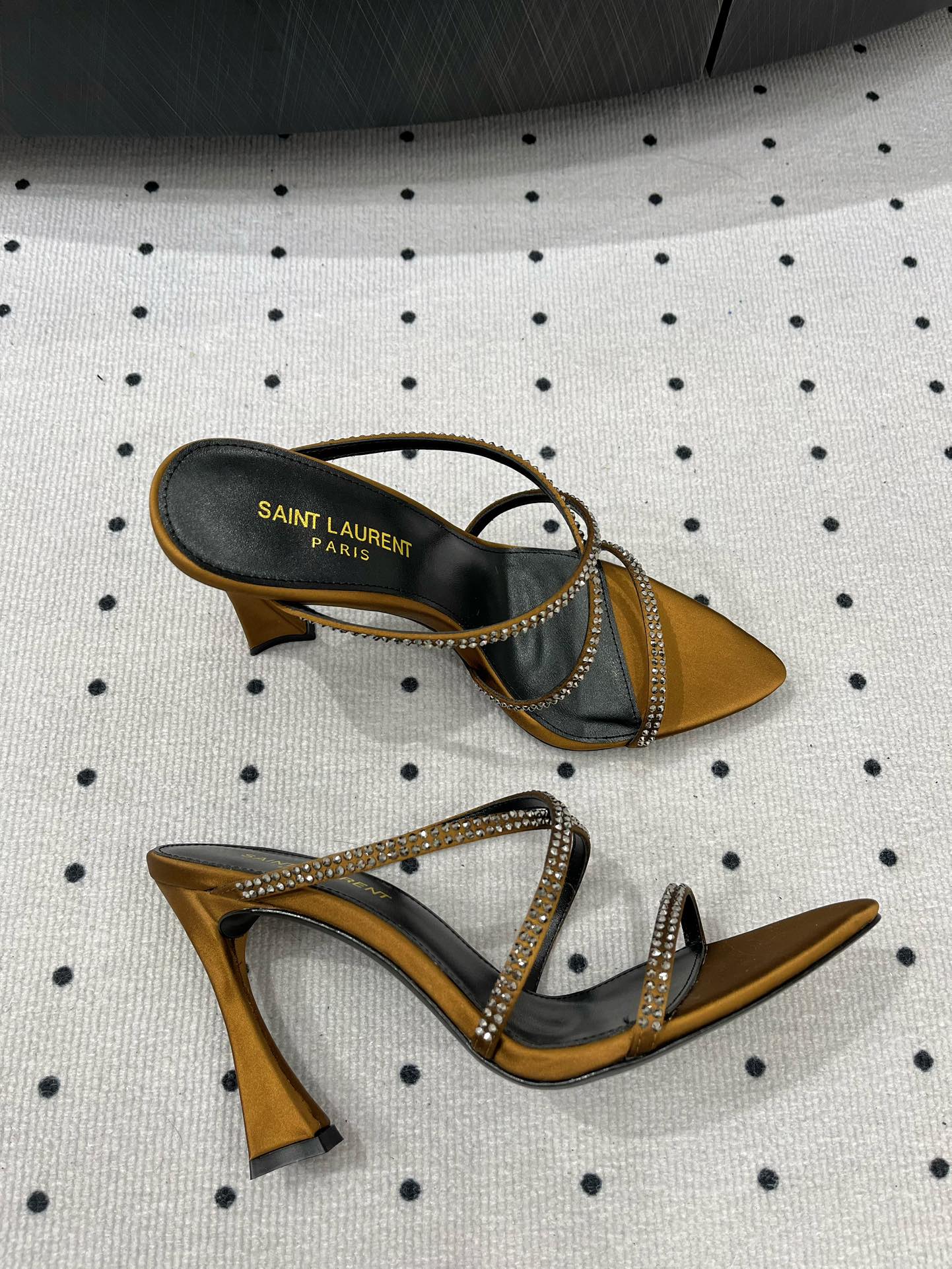 Saint Laurent 𝑺𝒂𝒊𝒏 𝑳𝒂𝒖𝒓𝒆𝒏 𝟐5𝑭𝑾 早春新品
