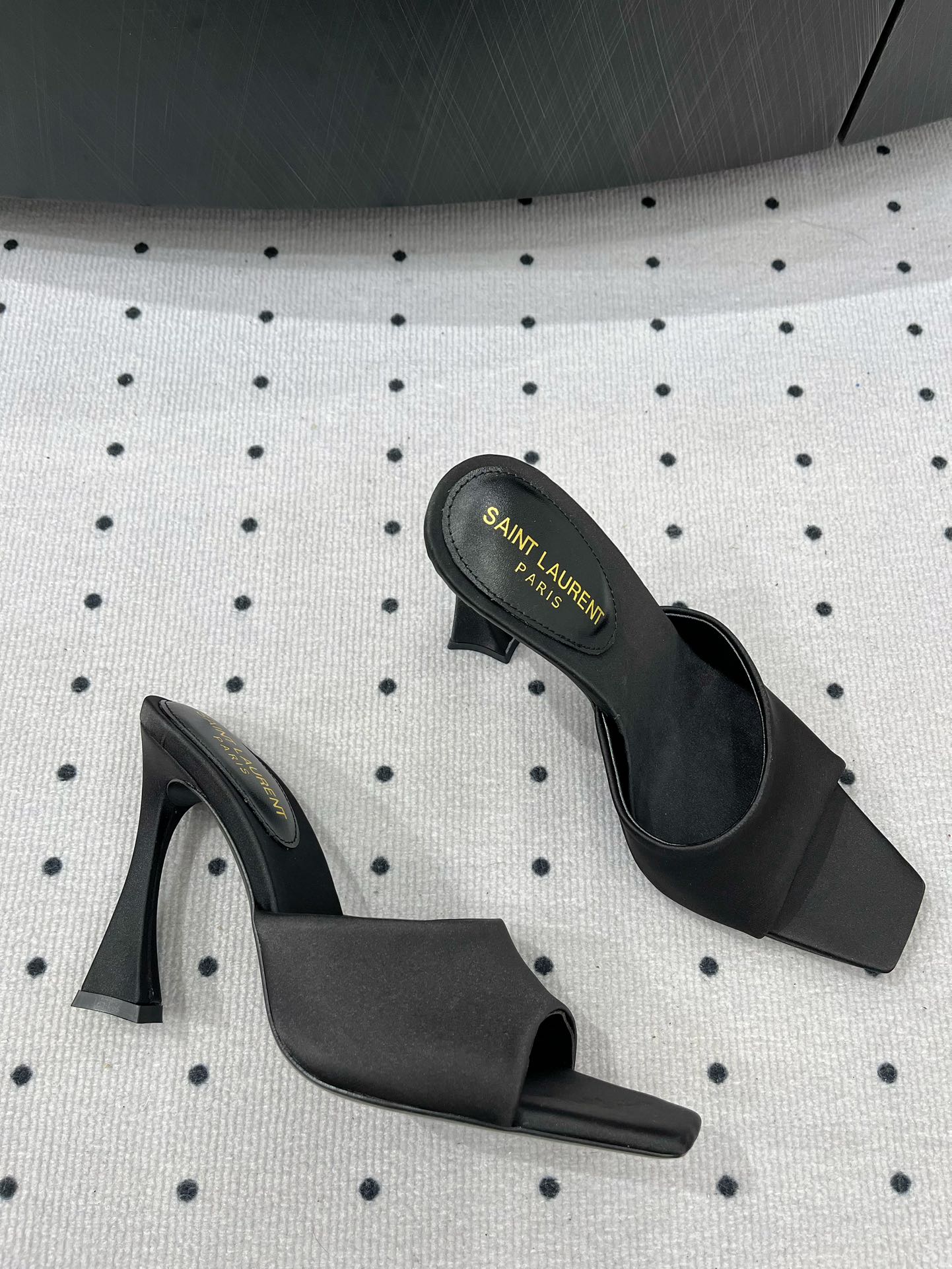 Saint Laurent 𝑺𝒂𝒊𝒏 𝑳𝒂𝒖𝒓𝒆𝒏 𝟐5𝑭𝑾 早春新品
