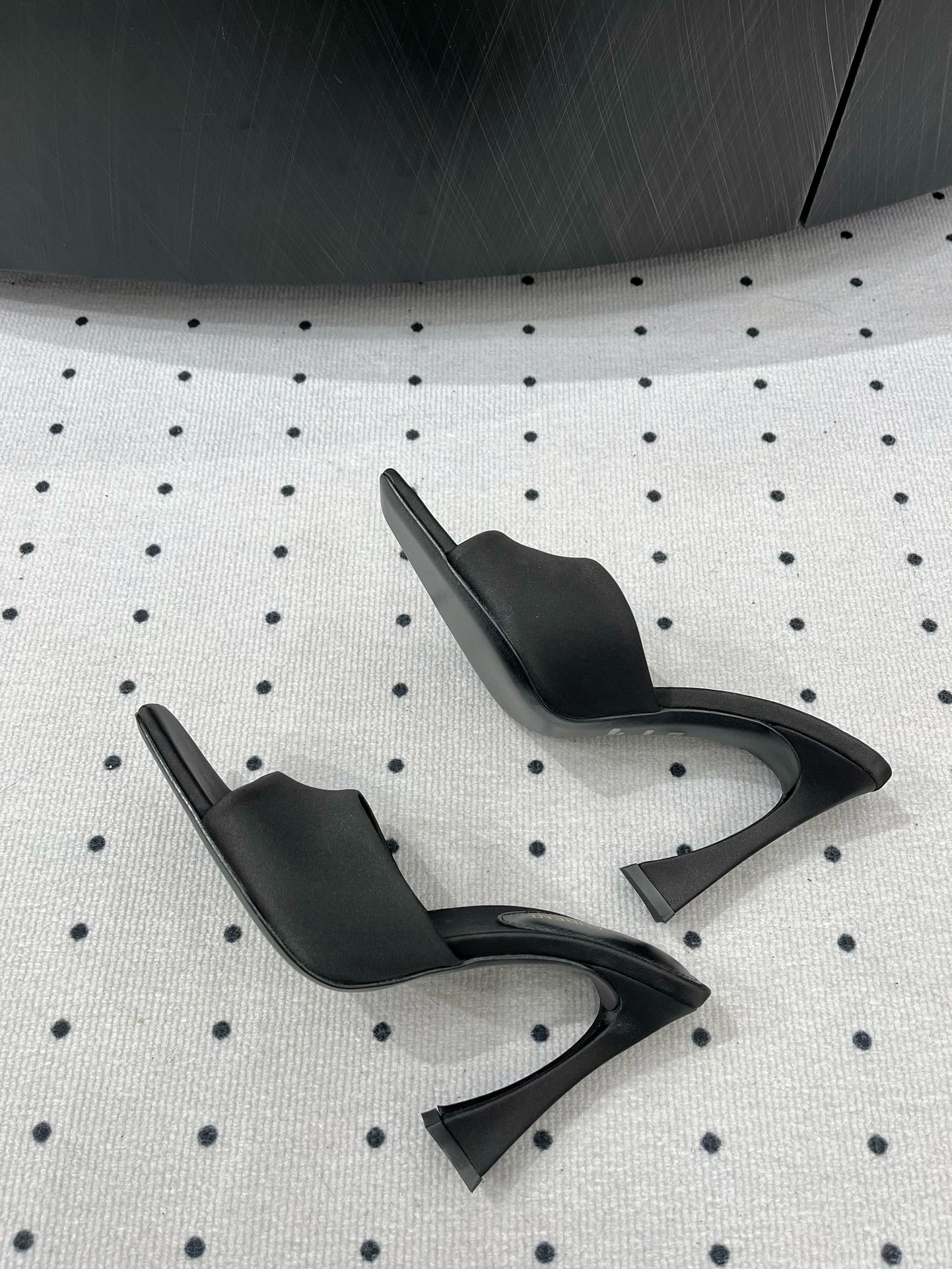 Saint Laurent 𝑺𝒂𝒊𝒏 𝑳𝒂𝒖𝒓𝒆𝒏 𝟐5𝑭𝑾 早春新品