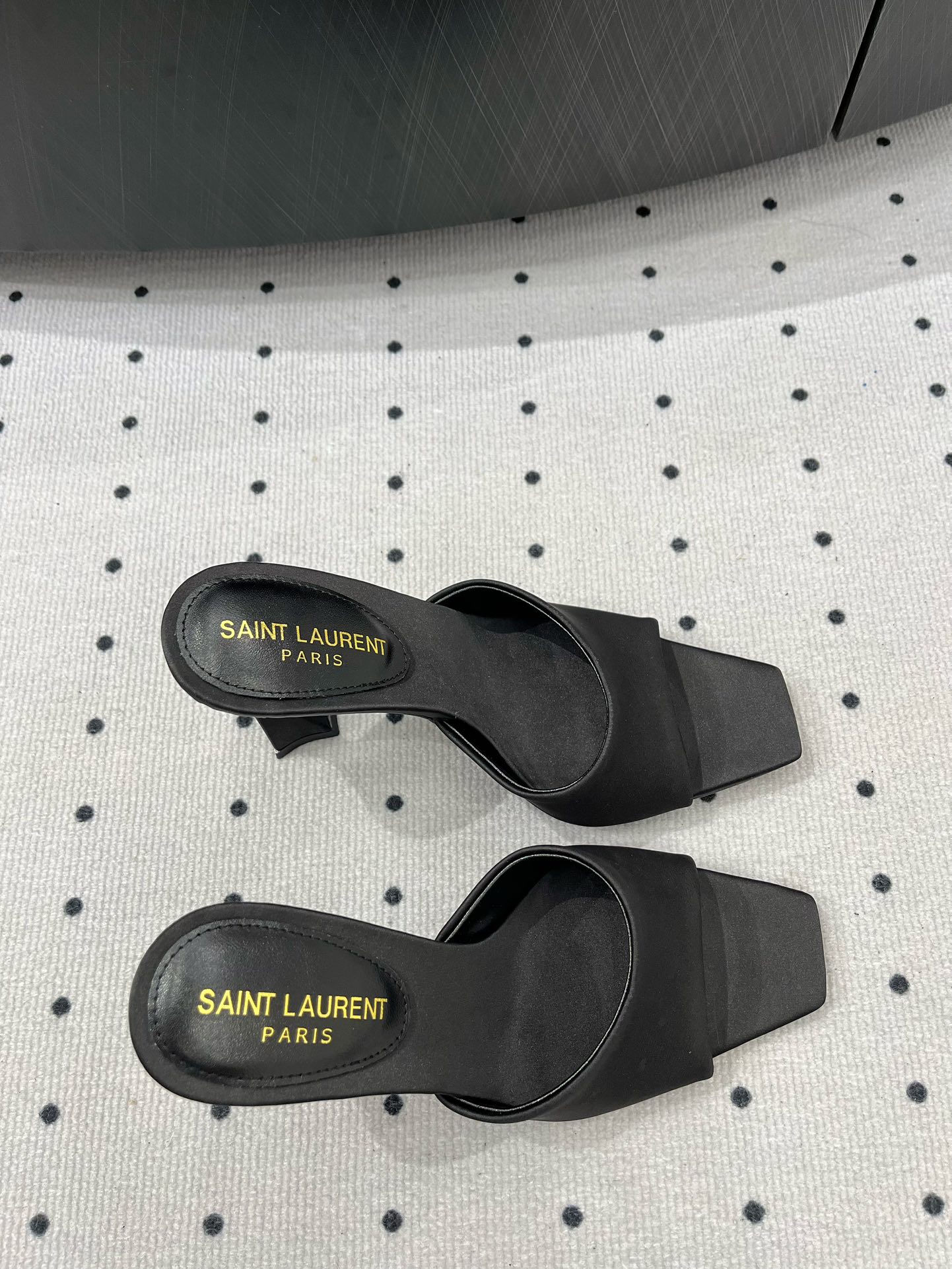 Saint Laurent 𝑺𝒂𝒊𝒏 𝑳𝒂𝒖𝒓𝒆𝒏 𝟐5𝑭𝑾 早春新品