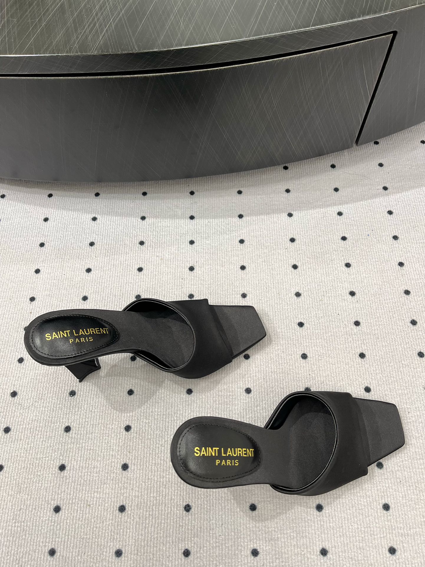 Saint Laurent 𝑺𝒂𝒊𝒏 𝑳𝒂𝒖𝒓𝒆𝒏 𝟐5𝑭𝑾 早春新品