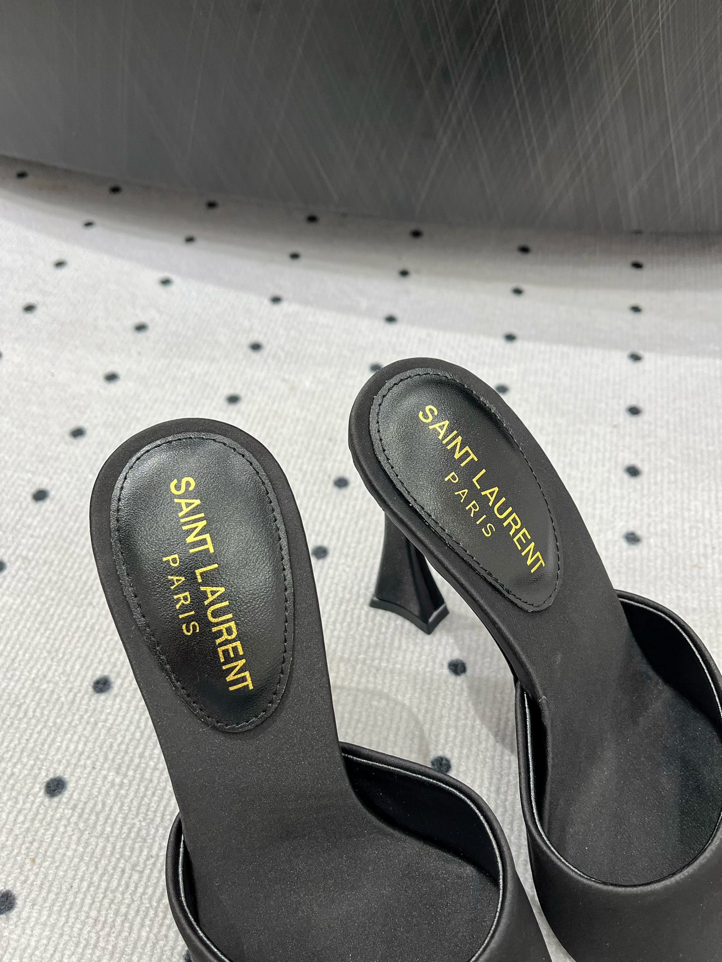 Saint Laurent 𝑺𝒂𝒊𝒏 𝑳𝒂𝒖𝒓𝒆𝒏 𝟐5𝑭𝑾 早春新品