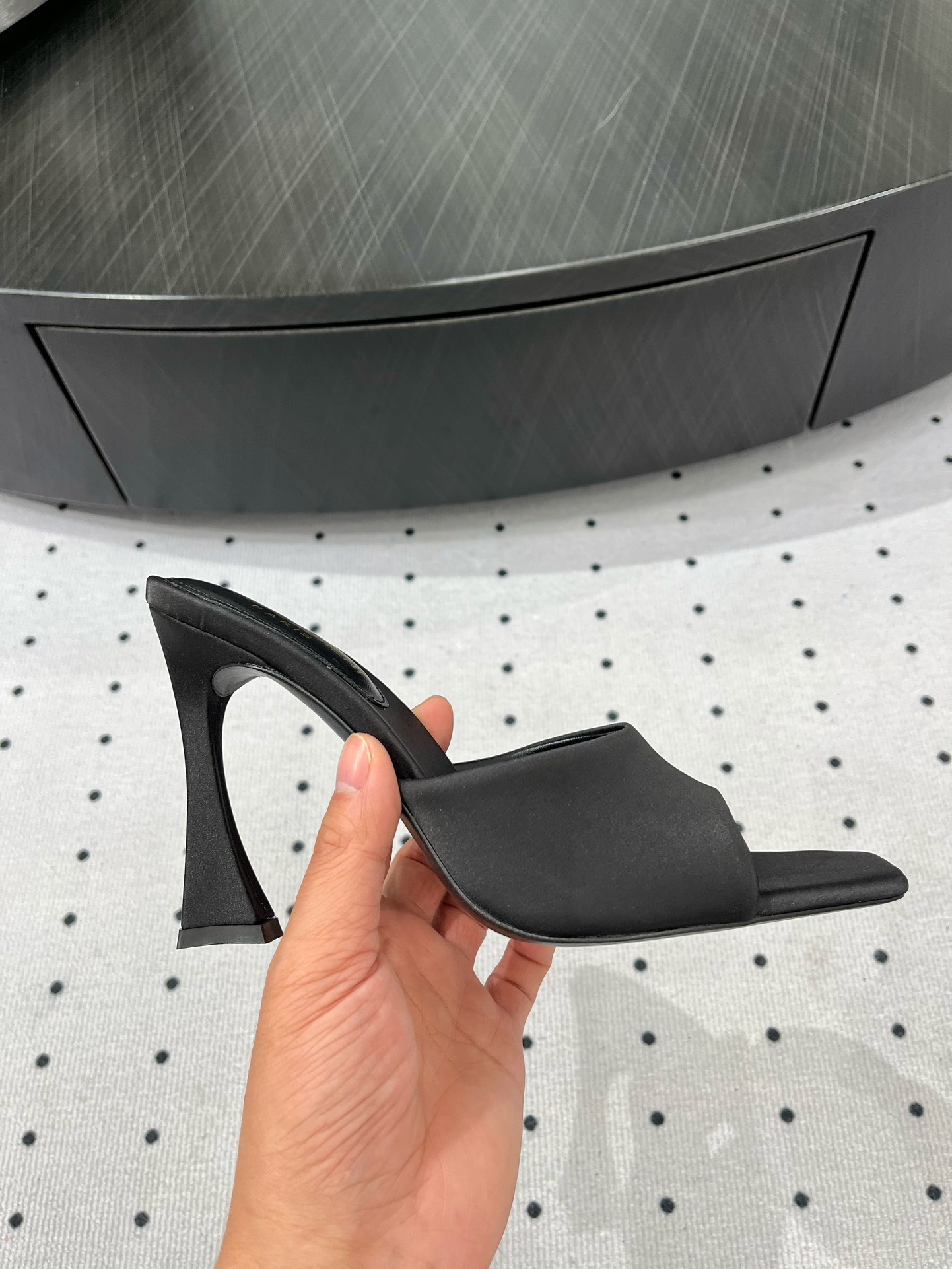 Saint Laurent 𝑺𝒂𝒊𝒏 𝑳𝒂𝒖𝒓𝒆𝒏 𝟐5𝑭𝑾 早春新品