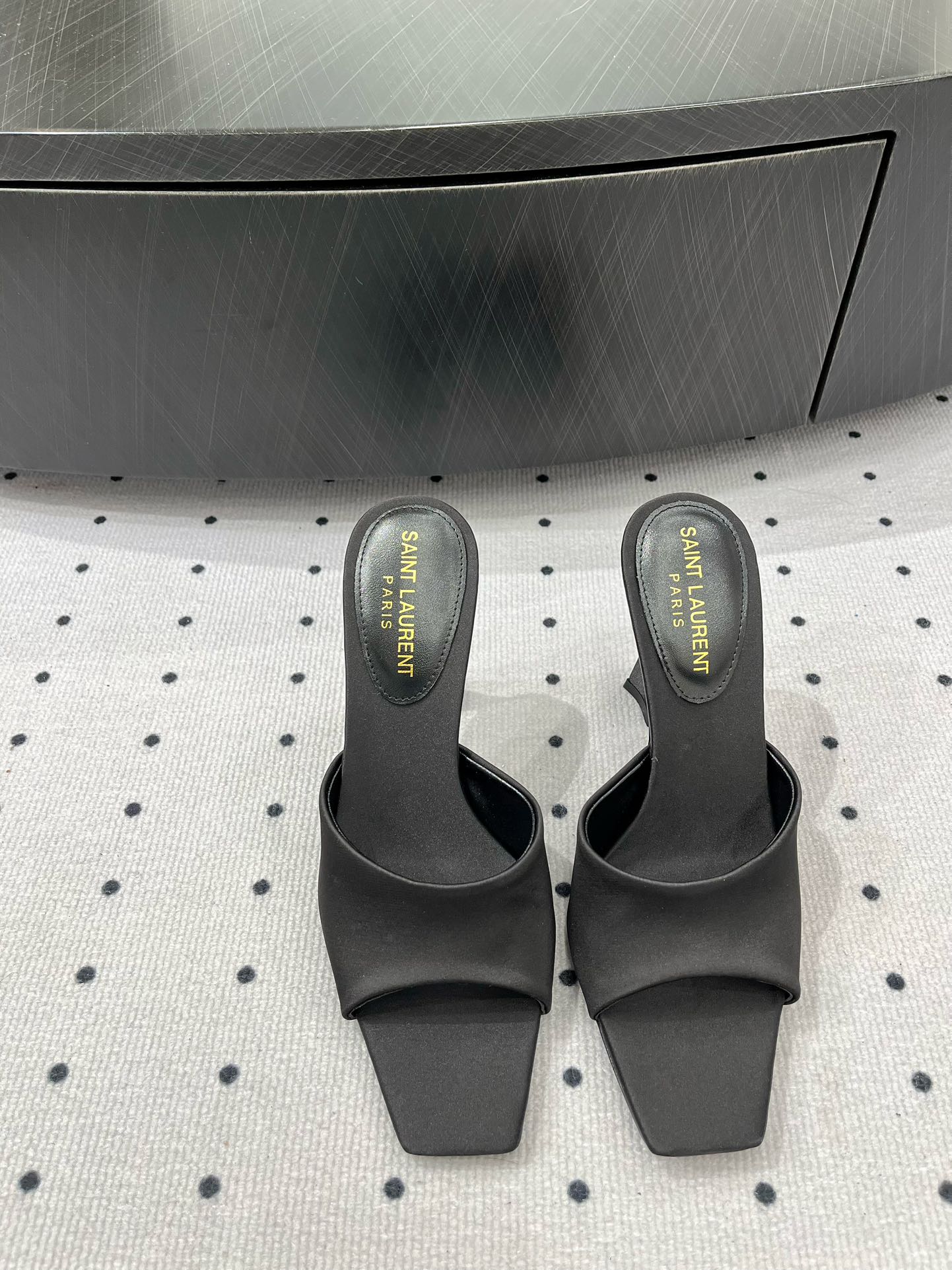 NO:129569,5 New products in early spring, fabric, silk, inner, sheepskin, sole, cowhide, elegant style, create a different feeling, heel height 9.5 cm, counter packaging, simple and elegant style!  show bdetails ———————————— size. ｜35-39 (40 customization), sandals, sandals, cowhide, sheepskin, real silk198609095 早春新品 面料 真丝  内里 羊皮 鞋底 牛皮 优雅风格 创造不一样的感觉 跟高 9.5 cm 专柜包装 简约气质款式！ show bdetails ———————————— size. ｜35-39（40 定制),凉鞋,sandals,cowhide,sheepskin,real silk,Women's Shoes