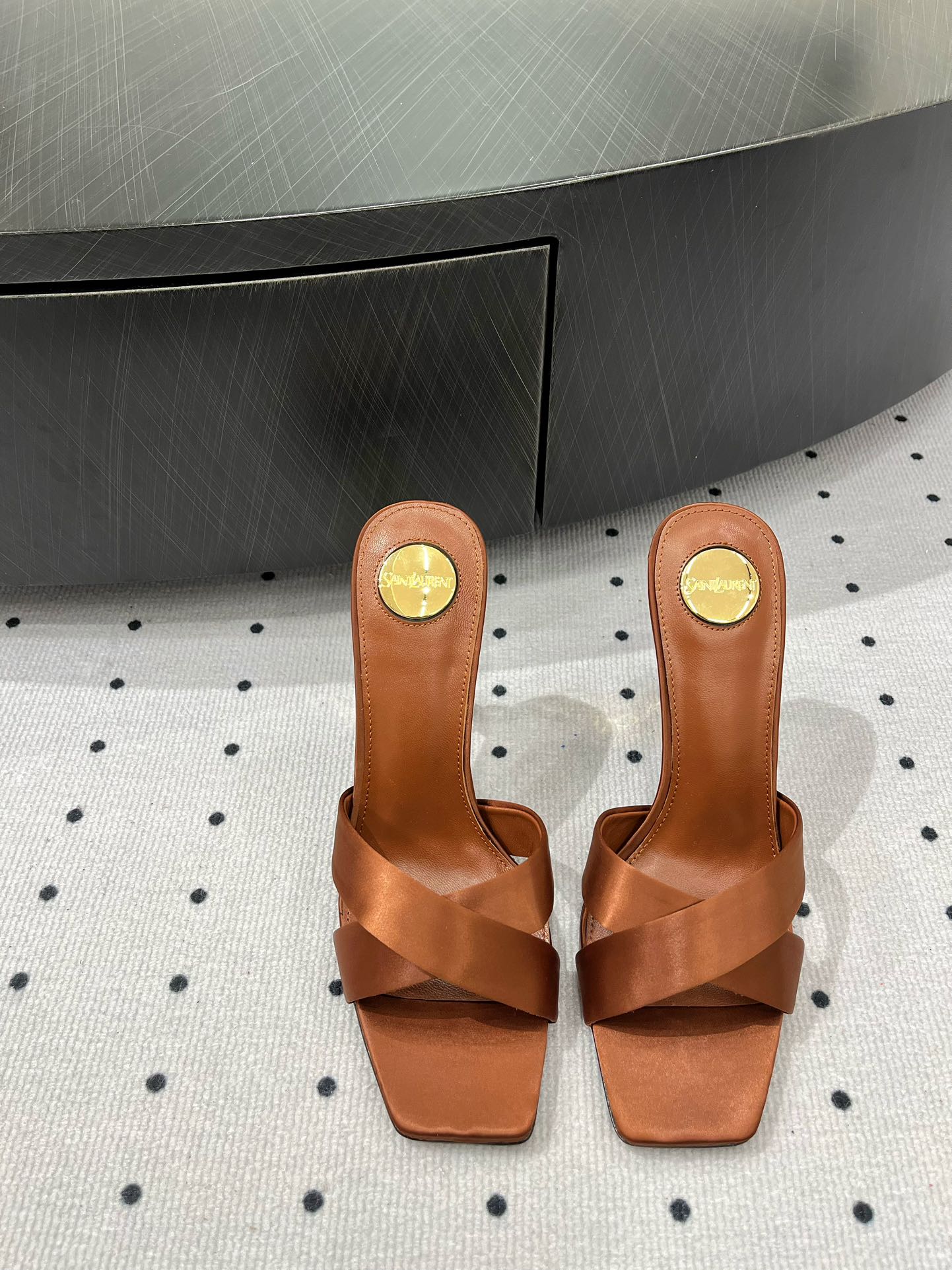 NO:248690,5 New products in early spring, fabric, silk, inner, sheepskin, sole, cowhide, elegant style, create a different feeling, heel height 10 cm, counter packaging, simple and elegant style!  show bdetails ———————————— size. ｜35-39 (40 customization), high heels, cowhide, sheepskin, real silk198609095 早春新品 面料 真丝  内里 羊皮 鞋底 牛皮 优雅风格 创造不一样的感觉 跟高 10 cm 专柜包装 简约气质款式！ show bdetails ———————————— size. ｜35-39（40 定制),高跟鞋,high heels,cowhide,sheepskin,real silk,Women's Shoes