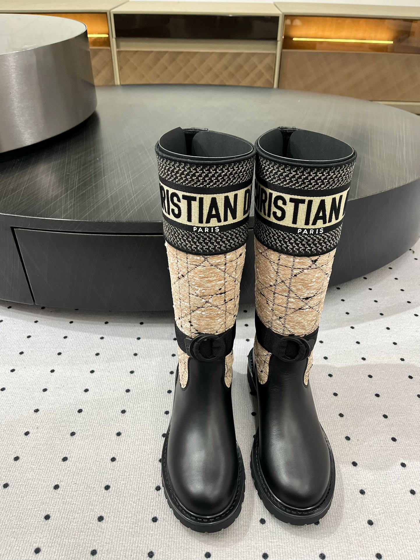 NO:439433,New product release Fabric Cowhide Inner Sheepskin Sole Rubber Sole Elegant Style Create a different feeling Heel height 3.5 cm Special counter packaging Comes with aircraft box Simple and elegant style!  show bdetails ———————————— size. ｜35-39 (40 41 42 customization), boots, boots, cowhide, sheepskin19860909新品发布 面料 牛皮  内里 羊皮 鞋底 橡胶底 优雅风格 创造不一样的感觉 跟高 3.5 cm 专柜包装 自带飞机盒 简约气质款式！ show bdetails ———————————— size. ｜35-39（40 41 42 定制）,靴子,boots,cowhide,sheepskin,Women's Shoes