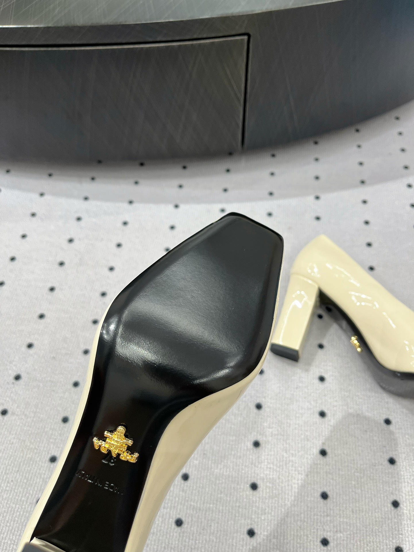 Prada 𝒑𝒓𝒂𝒅𝒂 𝟐𝟓 𝑭𝑾 早春新品