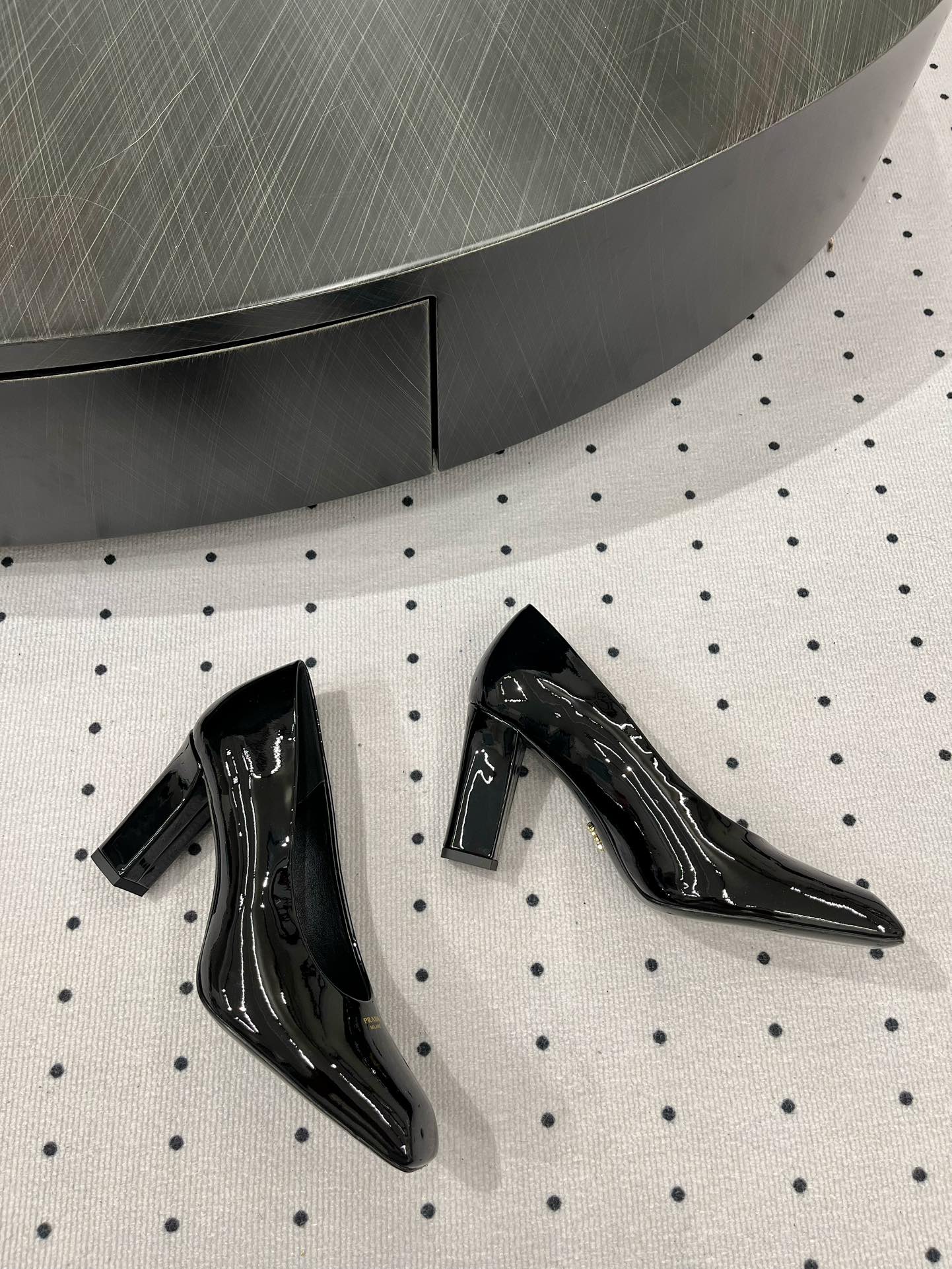 Prada 𝒑𝒓𝒂𝒅𝒂 𝟐𝟓 𝑭𝑾 早春新品