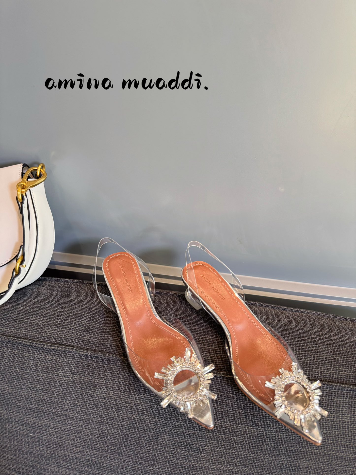 NO:172052,& · Upgraded version ★Imported pvc lining sheepskin sole cowhide sole (injection molding) can be salty or sweet Minimalist style Extremely beautiful Heel height 2.5 cm Special counter packaging Simple and elegant style!  show bdetails —————————————— ⊿size. ｜35-39 (40 41 42 customization), sandals, sandals, cowhide, sheepskin19860909＆ ·  升级版 ★进口 pvc 内里 羊皮 鞋底 牛皮大底（注塑） 可咸可甜 极简风格 美到极致 跟高 2.5 cm 专柜包装 简约气质款式！ show bdetails ————————————  ⊿size. ｜35-39（40 41 42 定制）,凉鞋,sandals,cowhide,sheepskin,Women's Shoes