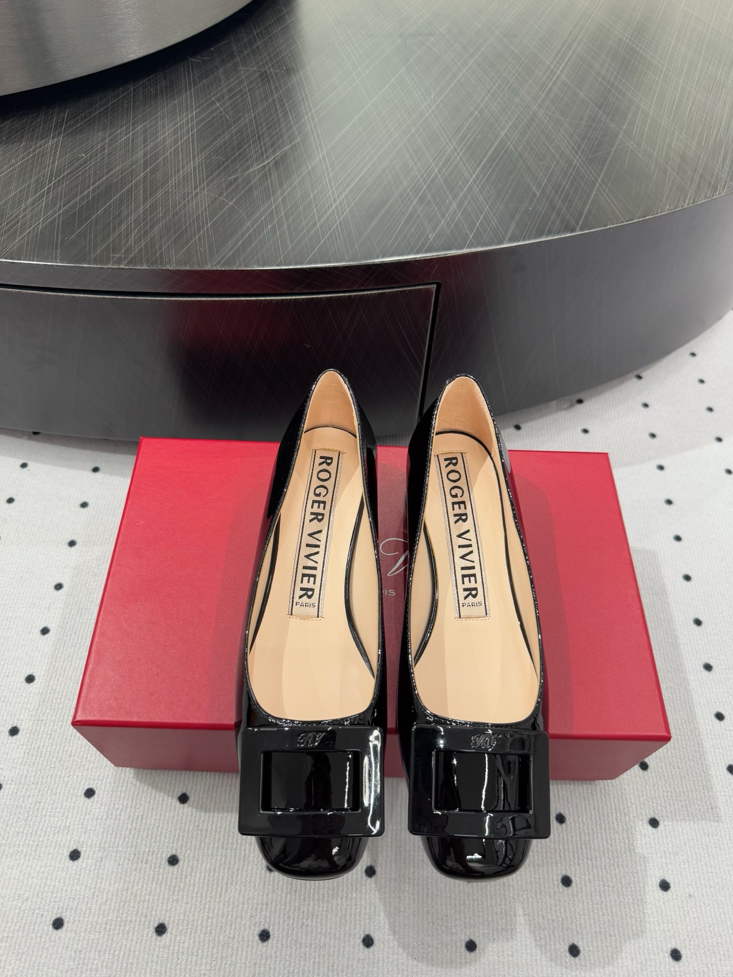 NO:226432,New products are available for sale Fabrics, ox patent leather, inner sheepskin, sole, rubber sole, elegant style, create a different feeling, heel height 3.5 cm, counter packaging, simple and elegant style!  show bdetails ———————————— size. ｜35-39 (40 41 customization), single shoes, sheepskin19860909新品发售  面料 牛漆皮  内里 羊皮 鞋底 橡胶底  优雅风格 创造不一样的感觉 跟高 3.5 cm 专柜包装  简约气质款式！ show bdetails ———————————— size. ｜35-39（40 41 定制）,单鞋,sheepskin,Women's Shoes