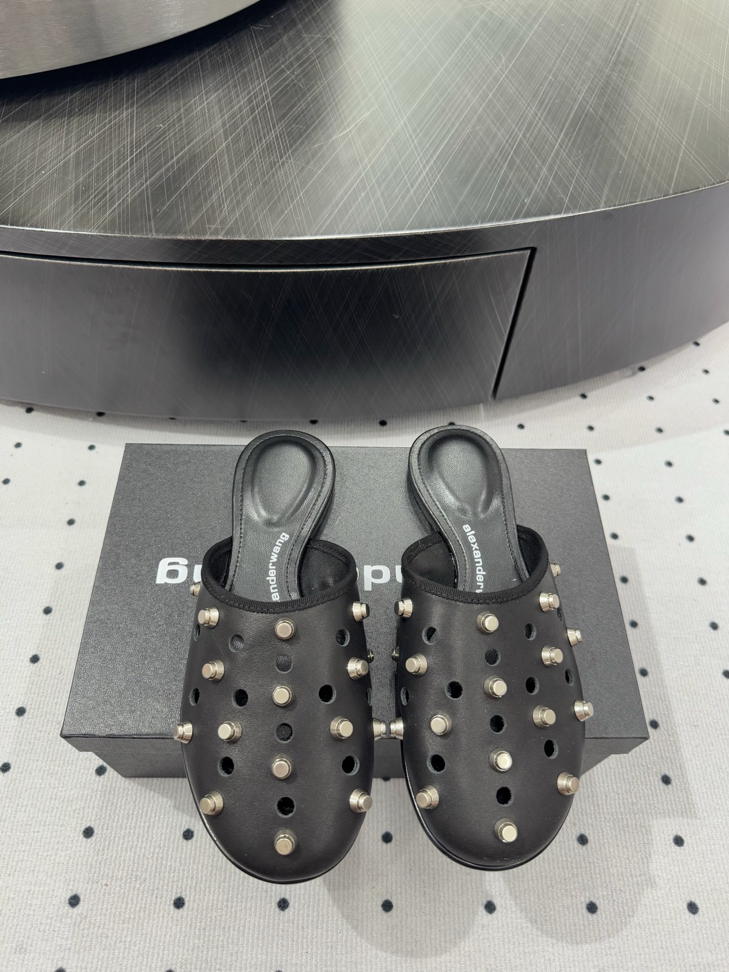 NO:226424,New products are available in hot products, fabric, cowhide, inner, sheepskin, sole, cowhide, elegant style, create a different feeling, heel height 1 cm, counter packaging, simple and elegant style!  show bdetails ———————————— size. ｜35-39 (40 41 customization), semi-drag, cowhide, sheepskin19860909爆款上新 面料 牛皮 内里 羊皮 鞋底 牛皮  优雅风格 创造不一样的感觉 跟高 1 cm 专柜包装 简约气质款式！ show bdetails ———————————— size. ｜35-39（40 41 定制）,半拖,cowhide,sheepskin,Women's Shoes