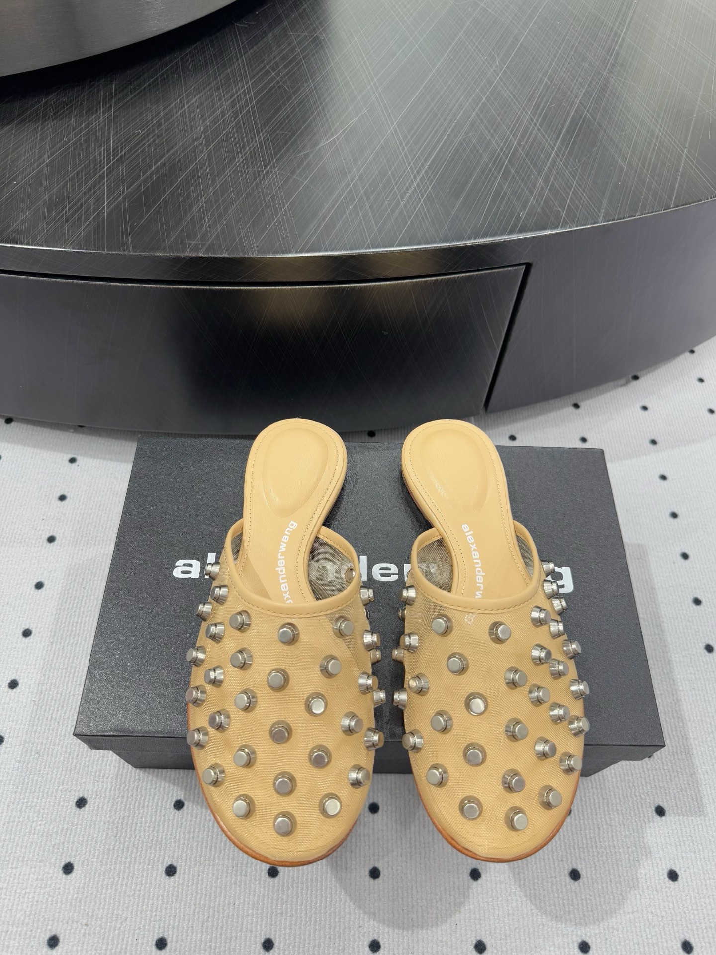 NO:226428,New products are available in hot products, fabric, lace mesh, inner, sheepskin, sole, cowhide, elegant style, create a different feeling, heel height 1 cm, counter packaging, simple and elegant style!  show bdetails ———————————— size. ｜35-39 (40 41 customization), semi-drag, cowhide, sheepskin19860909爆款上新 面料 蕾丝网  内里 羊皮 鞋底 牛皮  优雅风格 创造不一样的感觉 跟高 1 cm 专柜包装 简约气质款式！ show bdetails ———————————— size. ｜35-39（40 41 定制）,半拖,cowhide,sheepskin,Women's Shoes