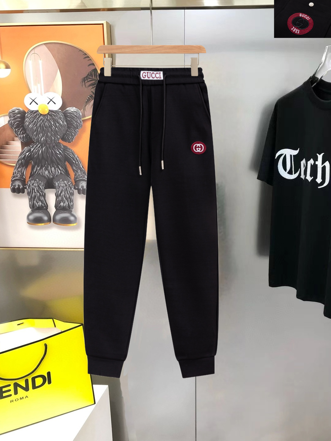 PJN Gucci 古奇新款男士原单休闲裤 卫裤 高端定制 时尚百搭款✨✨✨立体刺绣压花字母logo设计 定制原版进口100%针织纯棉面料 进口五金辅料 上身优雅帅气,焕然一新的即视感!代工厂精细做工 细节都很到位,上身不挑人,必入的自留款. (最大码可穿185斤左右)黑色