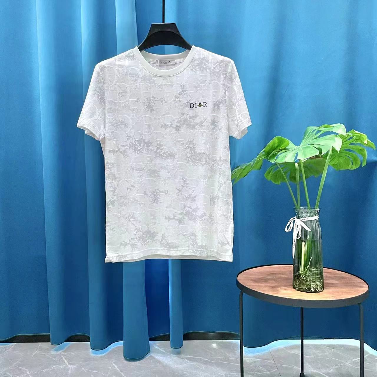 P120 DIOR Camiseta de manga corta con cuello alto Primavera y Verano (completa con 3 etiquetas). Está confeccionado con…