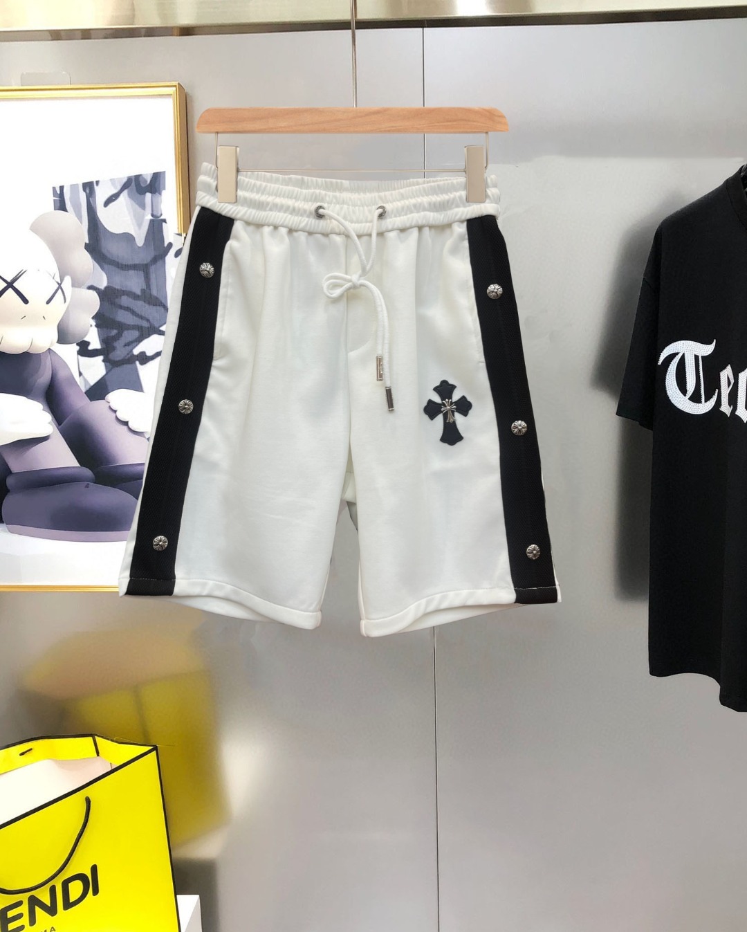 NO:935308,Kroxin SS's new spring and summer men's and women's logo casual shorts. The men's and women's casual shorts are now online. They are another eye-catching masterpiece!  The theme concept of Road*Vuitton, panoramic logo pattern modification!  You can feel its difference as soon as you put it on. The brand style is strong and it can easily turn you into a public highlight!  Just because I was attracted by it at a glance, I liked it and I chose the materials, handwork, design and other aspects of the production process to the extreme. The fabrics are 100% imported!  The texture of this style is very touching. You can tell the specifications and grades at your fingertips. Its fineness and breathability are top-notch, and it instantly beats all versions in the industry. The versatile style has become popular all over the world as soon as it was released. Hollywood celebrities, celebrities and Internet celebrities have all rushed to buy it. It is recommended for self-made wall cracks. It is a must-have shorts for men and women this summer!  Size M-3XL,,chrome hearts,shorts,19860909克罗心SS新款春夏男女同款logo休闲短裤,男女同款休闲短裤上线了,又是一件让人眼前一亮的佳作！主题概念的路*威登,全景logo图案修饰！穿上身马上就能感受到它的与众不同,品牌风格浓烈,轻松的能让你变成大众亮点！只因为一眼就被种草,喜欢就要任性用料、手工、 设计等各方面的制作工序都是做到了极致,百分百进口面料！此款的质感相当感人 触手便知规格档次 细腻程度与透气效果堪称顶级 秒杀业内一切版本的存在.百搭的气质款,一发布就火爆全球,好莱坞大咖 明星大V网红都纷纷抢先入手,自留墙裂推荐,今年夏天必入的一款短裤男女同款！ 尺码M-3XL,,chrome hearts,shorts,,Men's clothing