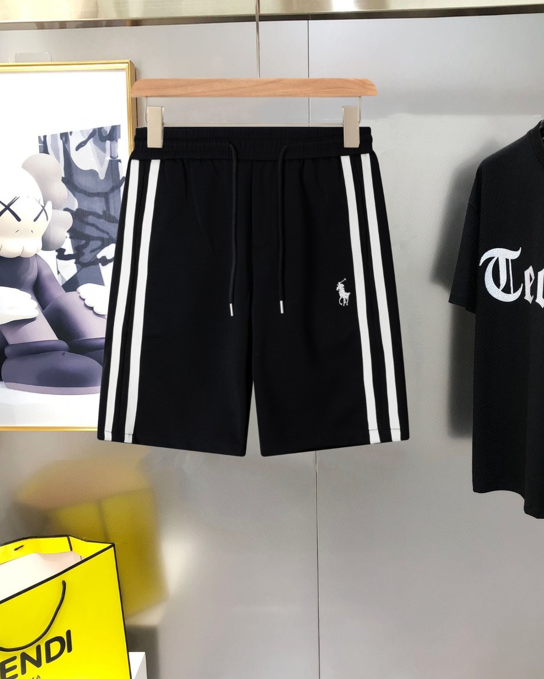 P125 Polo SS新款春夏男女同款👫logo休闲短裤，男女同款休闲短裤上线了，又是一件让人眼前一亮的佳作！主题概念的路*威登，全景logo图案修饰！穿上身马上就能感受到它的与众不同，品牌风格浓烈，轻松的能让你变…