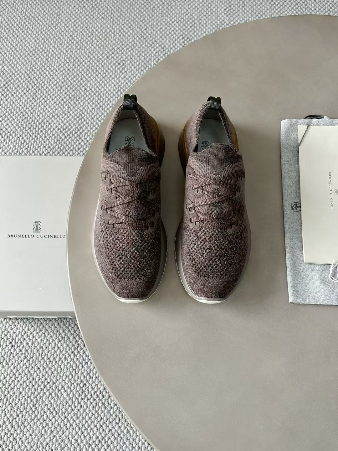 NO:277197,Brunello Cucinelli knitted sneakers｜All cotton knitted upper interprets classic styles in a modern way｜Attached white benzene dyed calfskin｜0.5mm round punching design Breathable and not stuffy｜Exclusive mold opening TPU outsole｜Shoe box adopts original drawer shoe box with shoe storage bag Size39-44 (38.45.46 customized) yuan, brunello cucinelli,sneakers,cowhide19860909Brunello Cucinelli针织运动鞋｜全棉针织鞋面以现代方式诠释经典款式｜内里本白色苯染专用小牛皮｜0.5mm圆形冲孔设计 透气不闷脚｜独家开模TPU大底｜鞋盒采用原版抽屉式鞋盒配鞋履收纳袋 Size39-44（38.45.46订做)元,,brunello cucinelli,sneakers,cowhide,Men's shoes