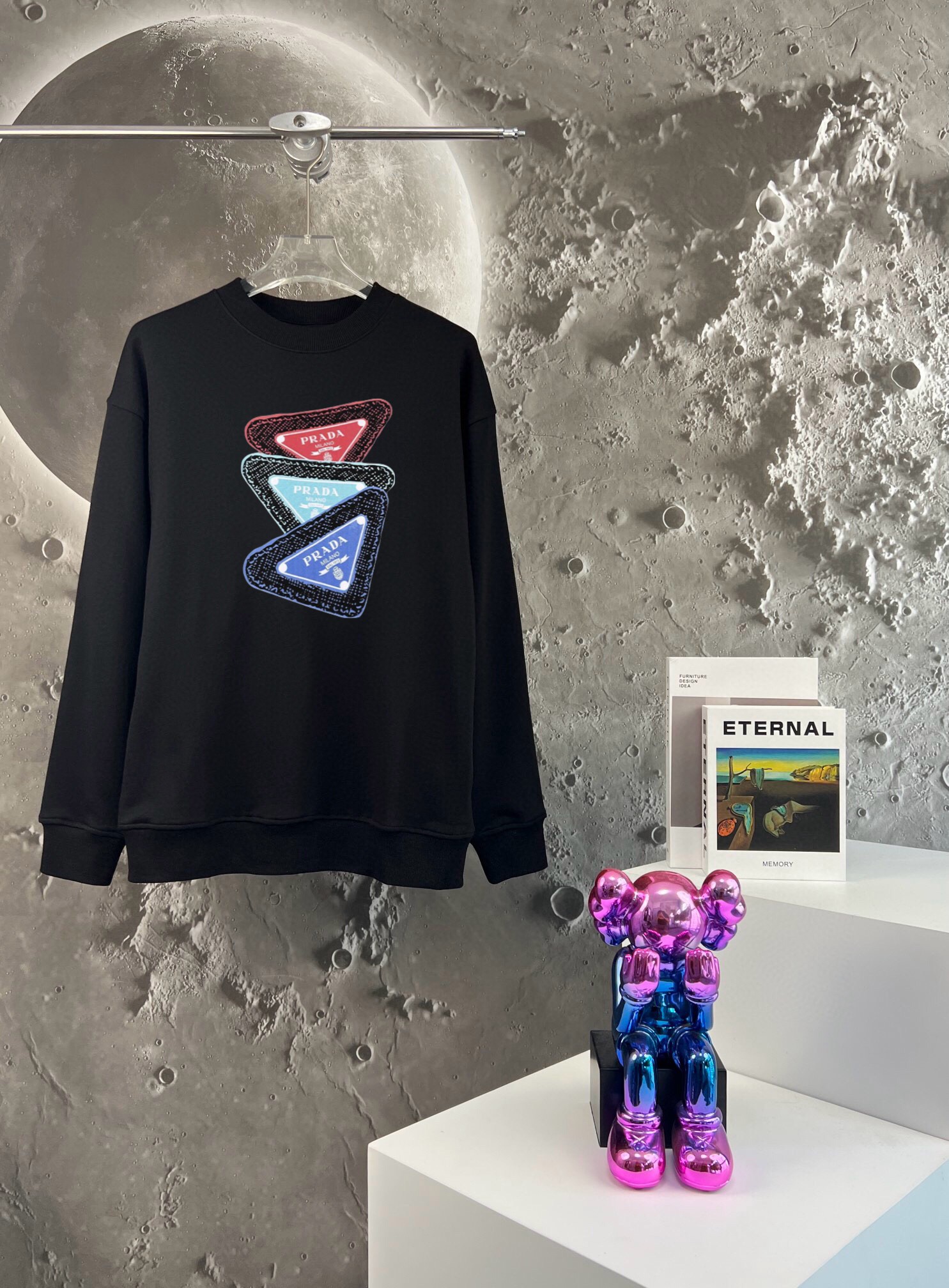 Cotton Prada Round Collar T-shirt: Lightweight, Comfortable, and Durable in Black and White. - 图片 1