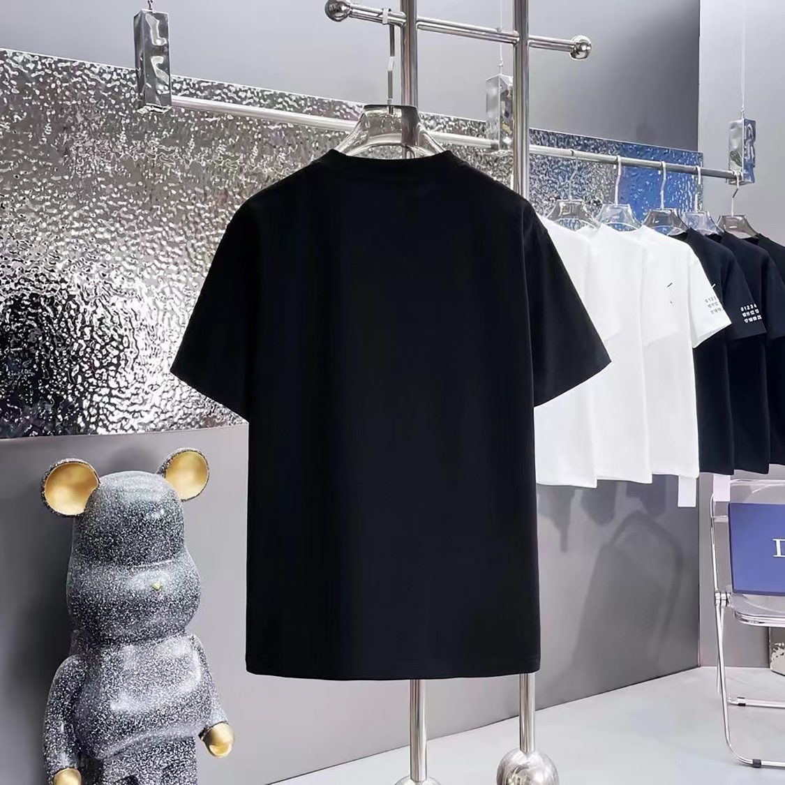 💰80     
FENDI  芬迪印花圆领短袖
1:1对版面料300克毛圈高克重百分百纯棉 提前做过预缩水1×1双纱洗一辈子都不会变形的 男女同款 官网细节  字母logo印花 三标齐全 防潮纸 区别市场通货 随意对比 
OXS版型 最大可穿200斤无压力 上身舒服有型

颜色：黑色，白色，杏色，红色，烟灰色
尺码：XS-L