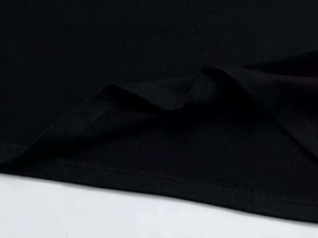 💰80
 GIVENCHY    纪梵希印花圆短袖T恤
1:1对版面料300克毛圈高克重百分百纯棉 提前做过预缩水1×1双纱洗一辈子都不会变形的 男女同款 官网细节 字母logo印花 三标齐全 防潮纸 区别市场通货 随意对比 
OXS版型 最大可穿200斤无压力 上身舒服有型

颜色：黑色，白色，杏色，红色，烟灰色
尺码：XS-L