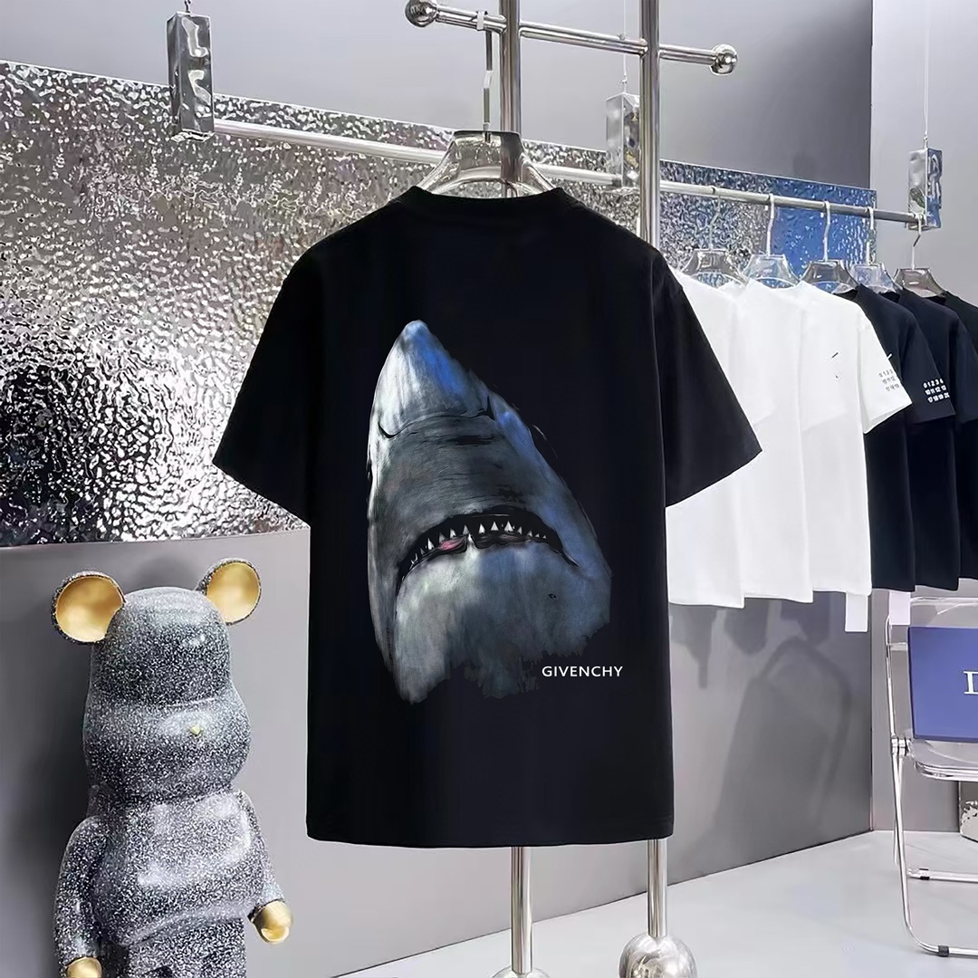 💰80
 GIVENCHY    纪梵希印花圆短袖T恤
1:1对版面料300克毛圈高克重百分百纯棉 提前做过预缩水1×1双纱洗一辈子都不会变形的 男女同款 官网细节 字母logo印花 三标齐全 防潮纸 区别市场通货 随意对比 
OXS版型 最大可穿200斤无压力 上身舒服有型

颜色：黑色，白色，杏色，红色，烟灰色
尺码：XS-L