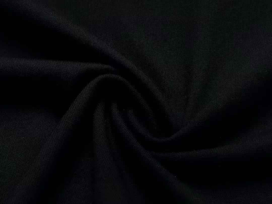 💰80
 GIVENCHY    纪梵希印花圆短袖T恤
1:1对版面料300克毛圈高克重百分百纯棉 提前做过预缩水1×1双纱洗一辈子都不会变形的 男女同款 官网细节 字母logo印花 三标齐全 防潮纸 区别市场通货 随意对比 
OXS版型 最大可穿200斤无压力 上身舒服有型

颜色：黑色，白色，杏色，红色，烟灰色
尺码：XS-L