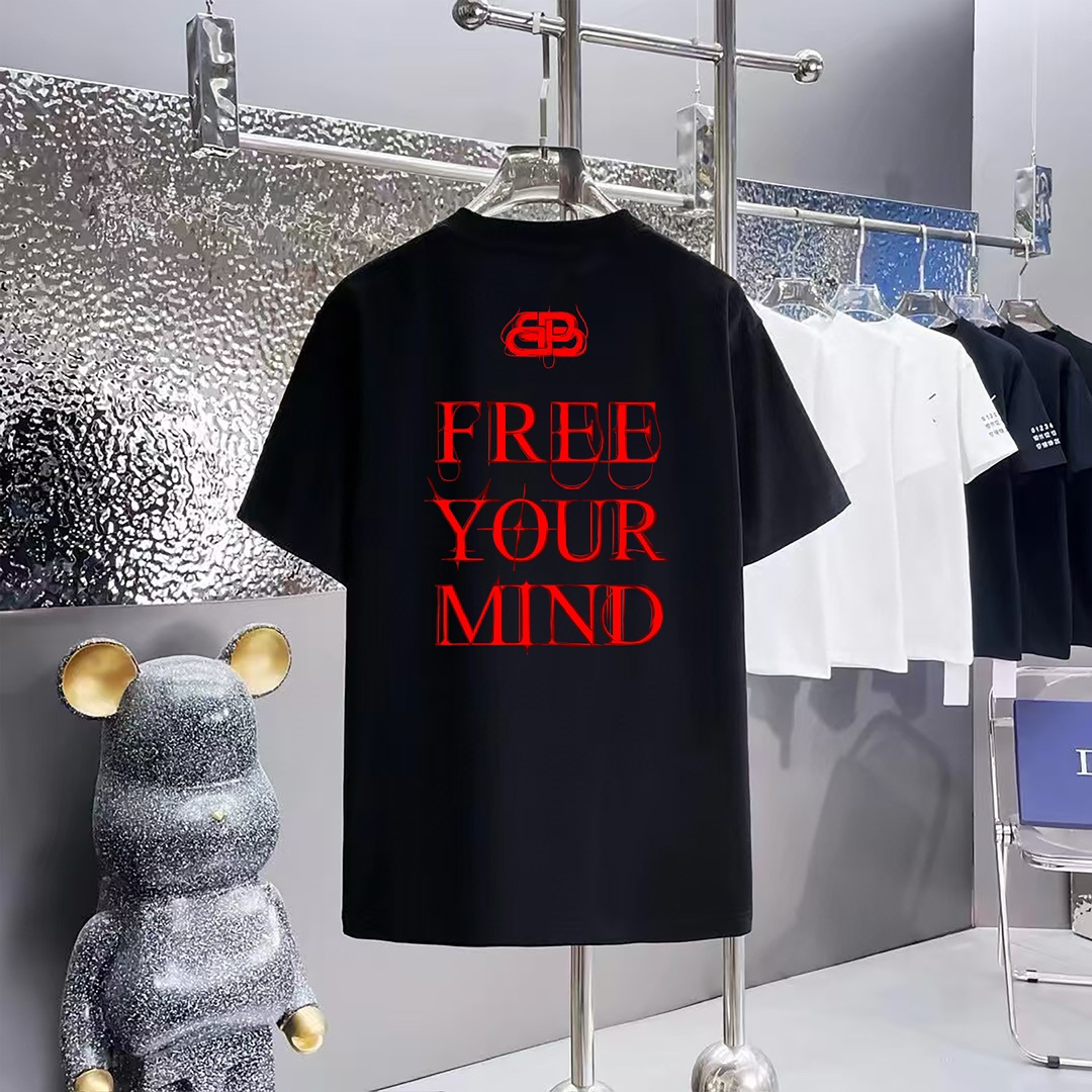 💰63      
Balenciaga  巴黎世家印花圆领短袖T恤
1:1对版面料300克毛圈高克重百分百纯棉 提前做过预缩水1×1双纱洗一辈子都不会变形的 男女同款 官网细节一致 logo字母印花 三标齐全 防潮纸 区别市场通货 随意对比 
OS版型 最大可穿200斤无压力 上身舒服有型

颜色：黑色，白色，杏色，红色，烟灰色
尺码：XS-L