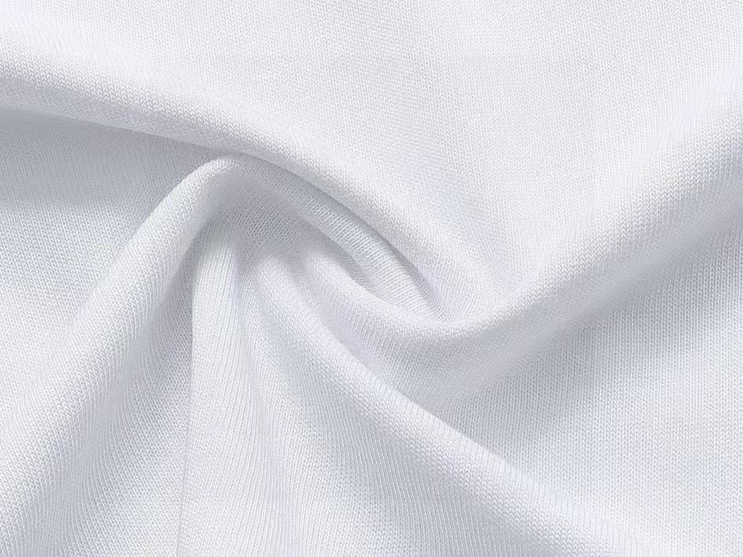 💰63      
Balenciaga  巴黎世家印花圆领短袖T恤
1:1对版面料300克毛圈高克重百分百纯棉 提前做过预缩水1×1双纱洗一辈子都不会变形的 男女同款 官网细节一致 logo字母印花 三标齐全 防潮纸 区别市场通货 随意对比 
OS版型 最大可穿200斤无压力 上身舒服有型

颜色：黑色，白色，杏色，红色，烟灰色
尺码：XS-L