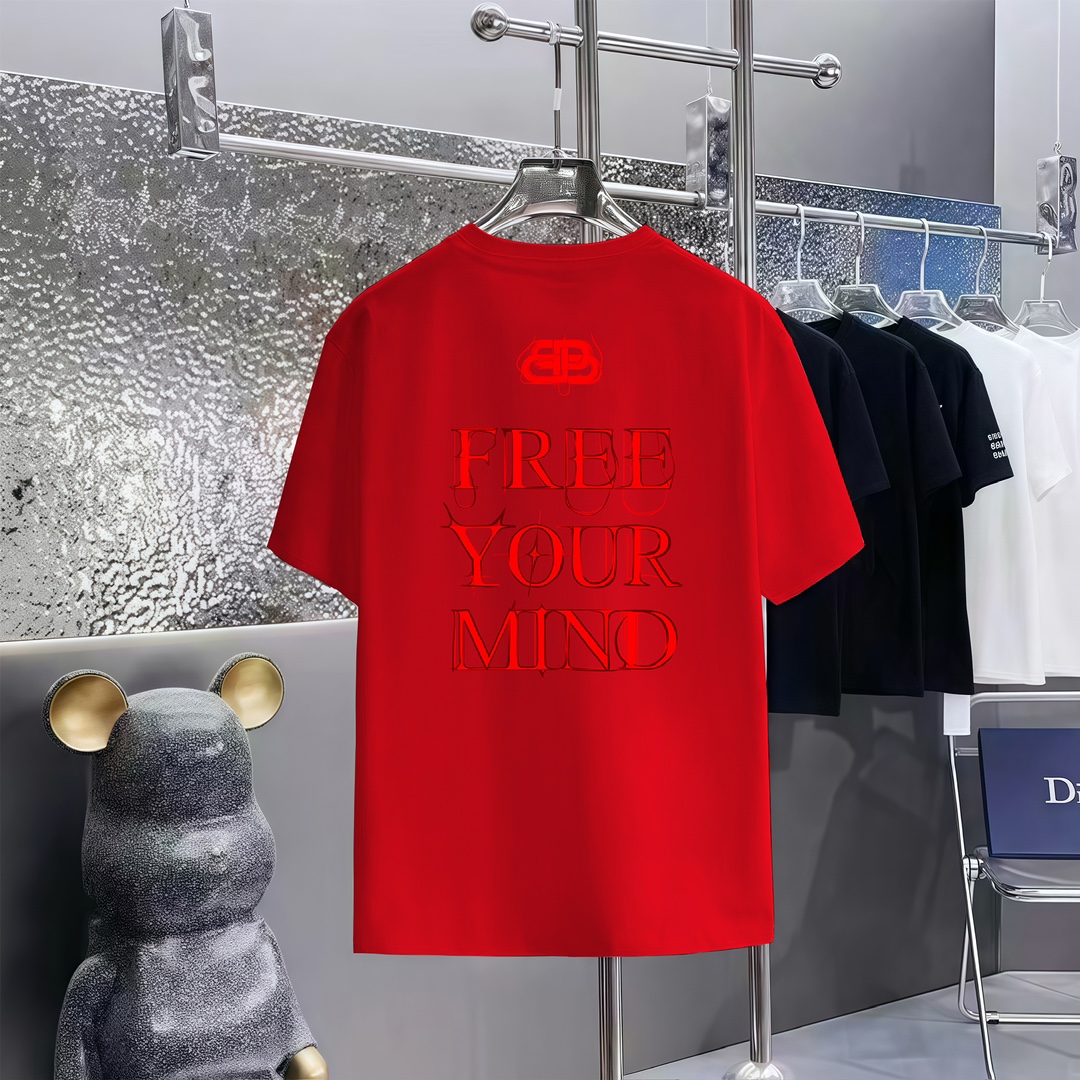 💰63      
Balenciaga  巴黎世家印花圆领短袖T恤
1:1对版面料300克毛圈高克重百分百纯棉 提前做过预缩水1×1双纱洗一辈子都不会变形的 男女同款 官网细节一致 logo字母印花 三标齐全 防潮纸 区别市场通货 随意对比 
OS版型 最大可穿200斤无压力 上身舒服有型

颜色：黑色，白色，杏色，红色，烟灰色
尺码：XS-L