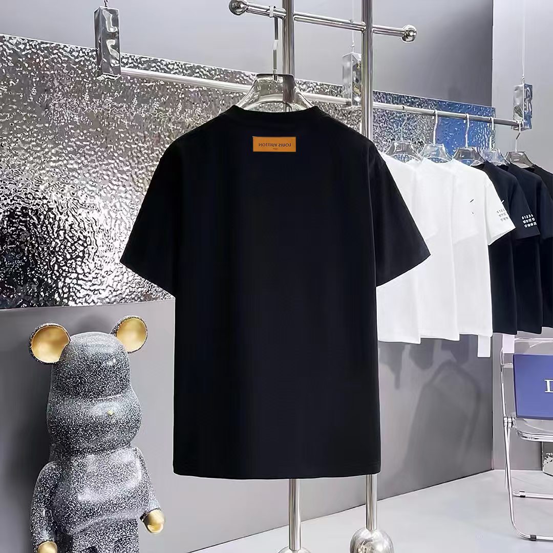 💰63
LOUIS VUITTON  路易威登印花圆领短袖T恤
1:1对版面料300克毛圈高克重百分百纯棉 提前做过预缩水1×1双纱洗一辈子都不会变形的 男女同款 官网细节    字母logo印花 三标齐全 防潮纸 区别市场通货 随意对比 
OXS版型 最大可穿200斤无压力 上身舒服有型

颜色：黑色，白色，杏色，红色，烟灰色
尺码：XS-L